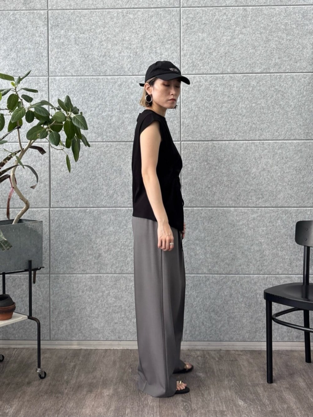 グレー系のその他パンツ、ブラック系のTシャツ/カットソーを着用したレディースの夏コーディネートの3枚目の写真