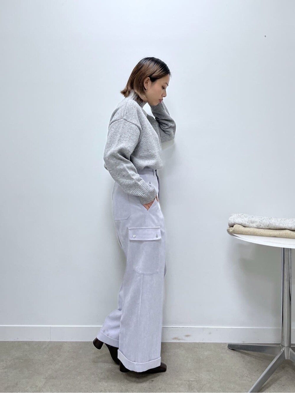 グレー系のニット/セーター、パープル系のその他パンツを着用したレディースの冬コーディネートの3枚目の写真