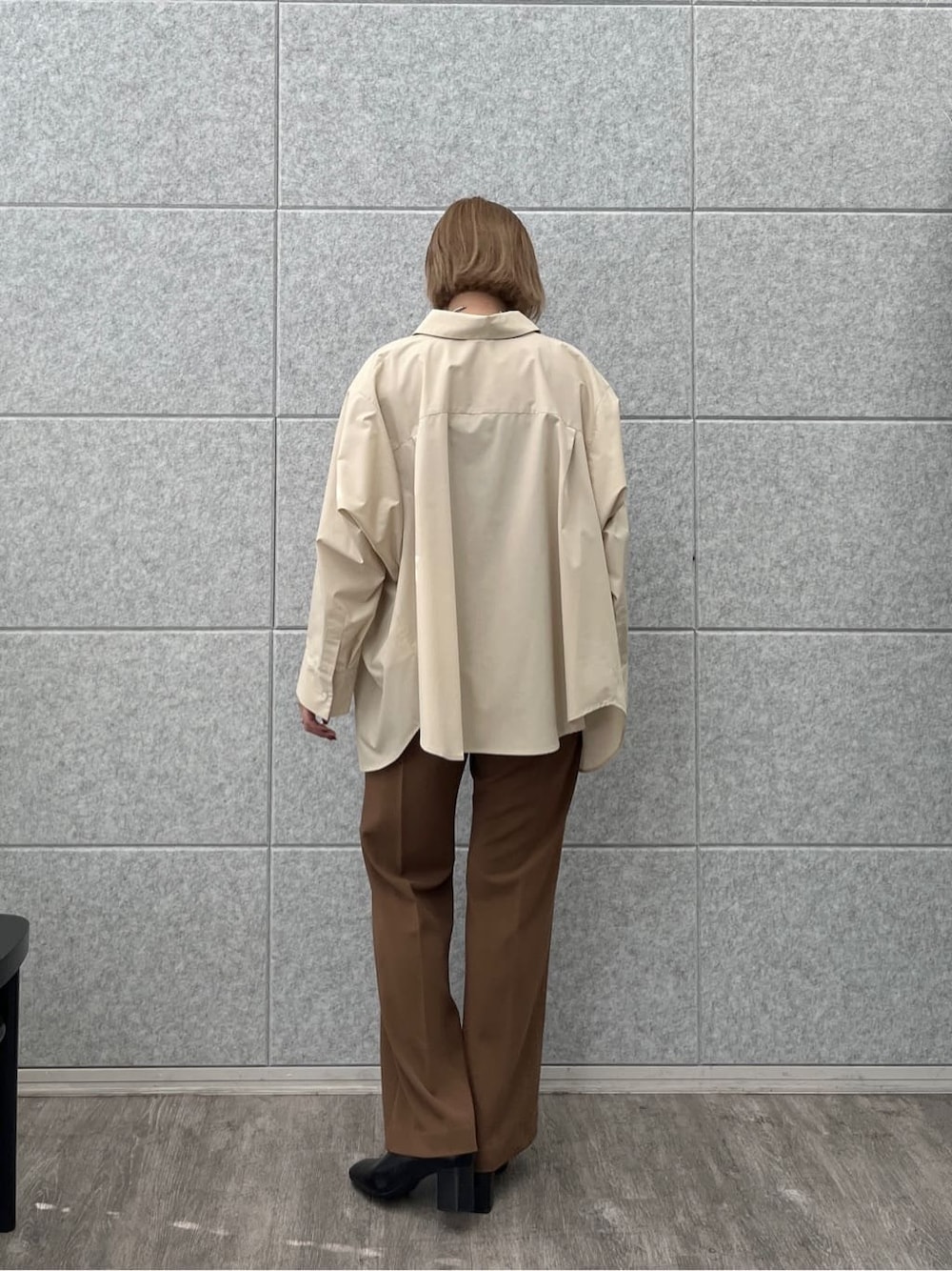 ベージュ系のシャツ/ブラウス、ブラウン系のタンクトップ、ブラウン系のその他パンツを着用したレディースの春コーディネートの3枚目の写真