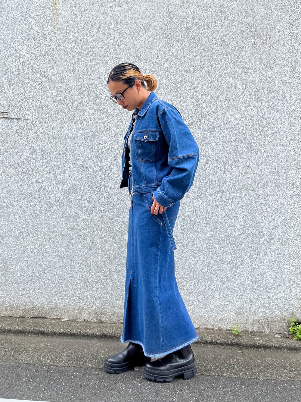グレー系のTシャツ/カットソーを着用したレディースの秋コーディネートの2枚目の写真
