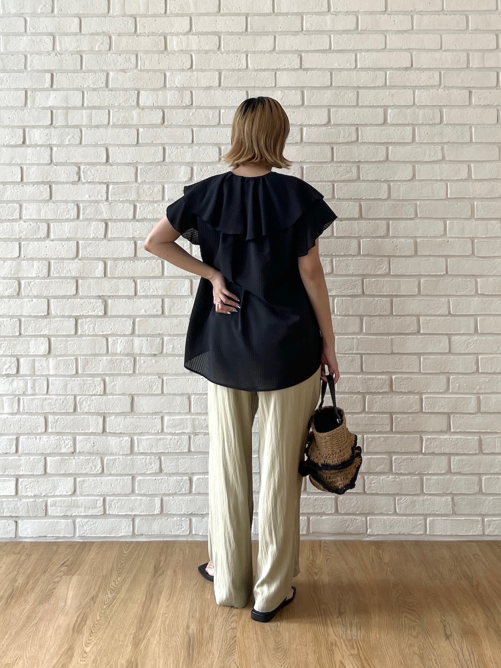 ブラック系のシャツ/ブラウス、グリーン系のその他パンツ、ベージュ系のハンドバッグを着用したレディースの夏コーディネートの4枚目の写真