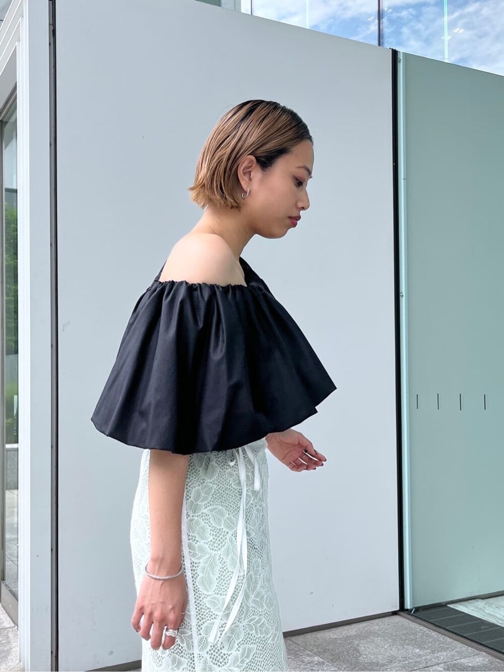 ブラック系のシャツ/ブラウス、ホワイト系のスカート、グリーン系のその他パンツを着用したレディースの夏コーディネートの7枚目の写真