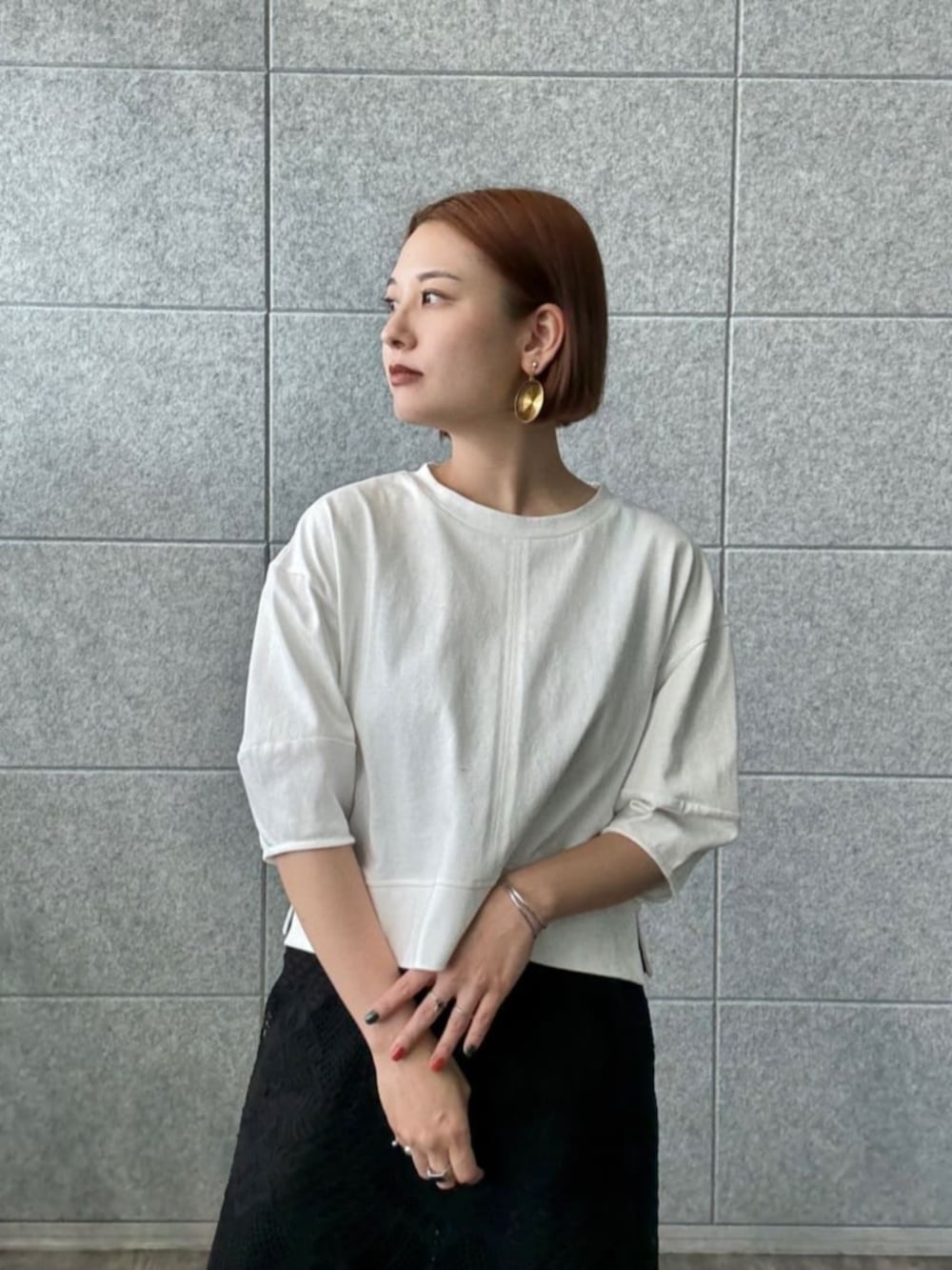 ホワイト系のTシャツ/カットソー、ブラック系のその他パンツを着用したレディースの夏コーディネートの4枚目の写真