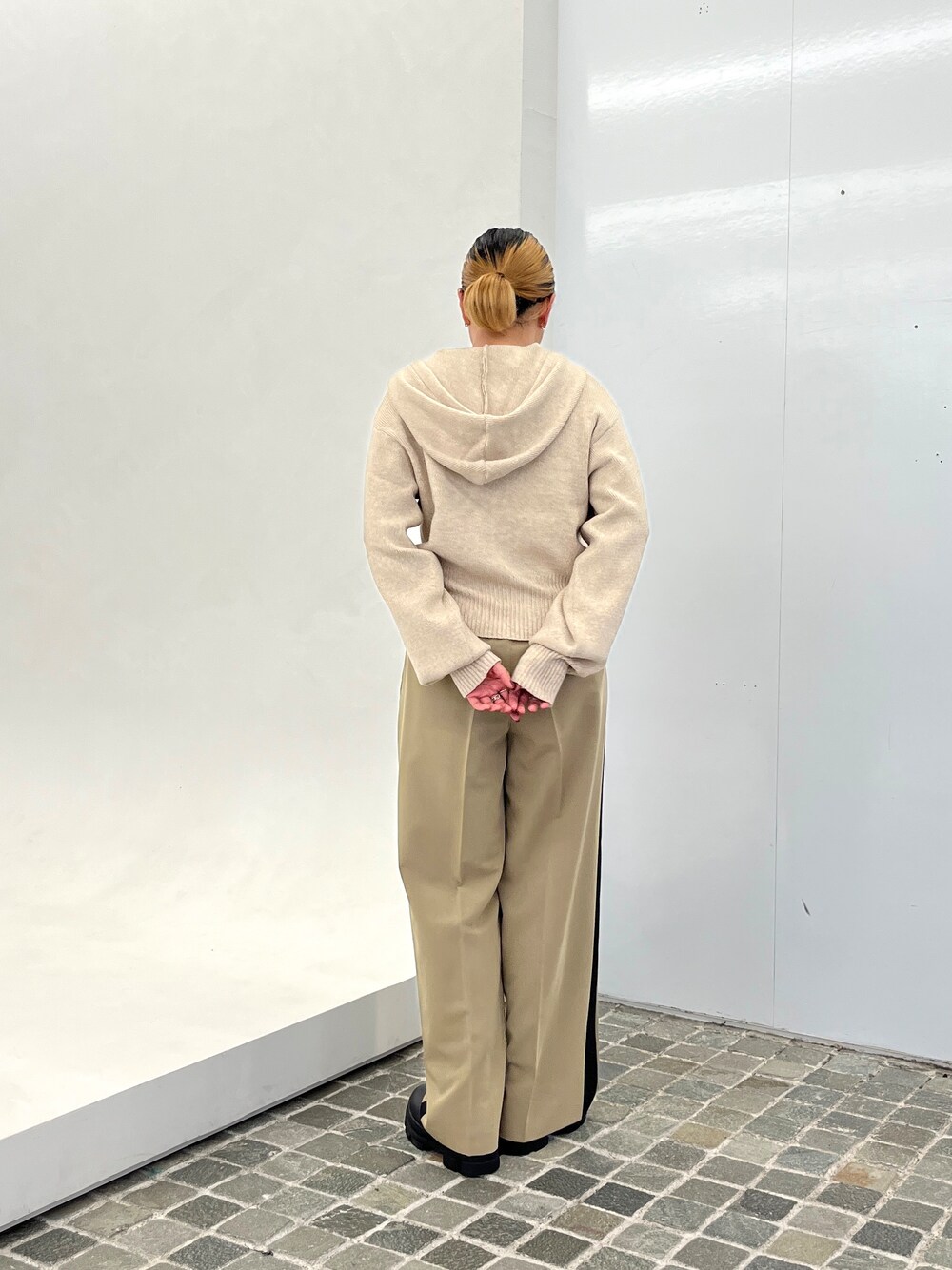 ベージュ系のその他パンツを着用したレディースの秋コーディネートの7枚目の写真