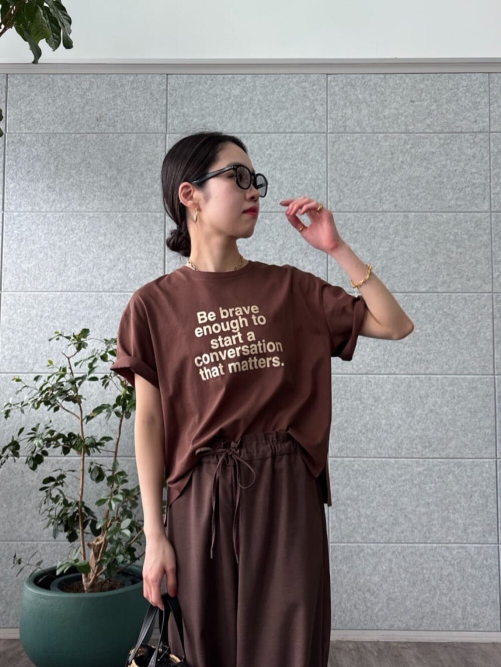 ブラウン系のその他パンツ、ブラウン系のTシャツ/カットソーを着用したレディースの夏コーディネートの4枚目の写真
