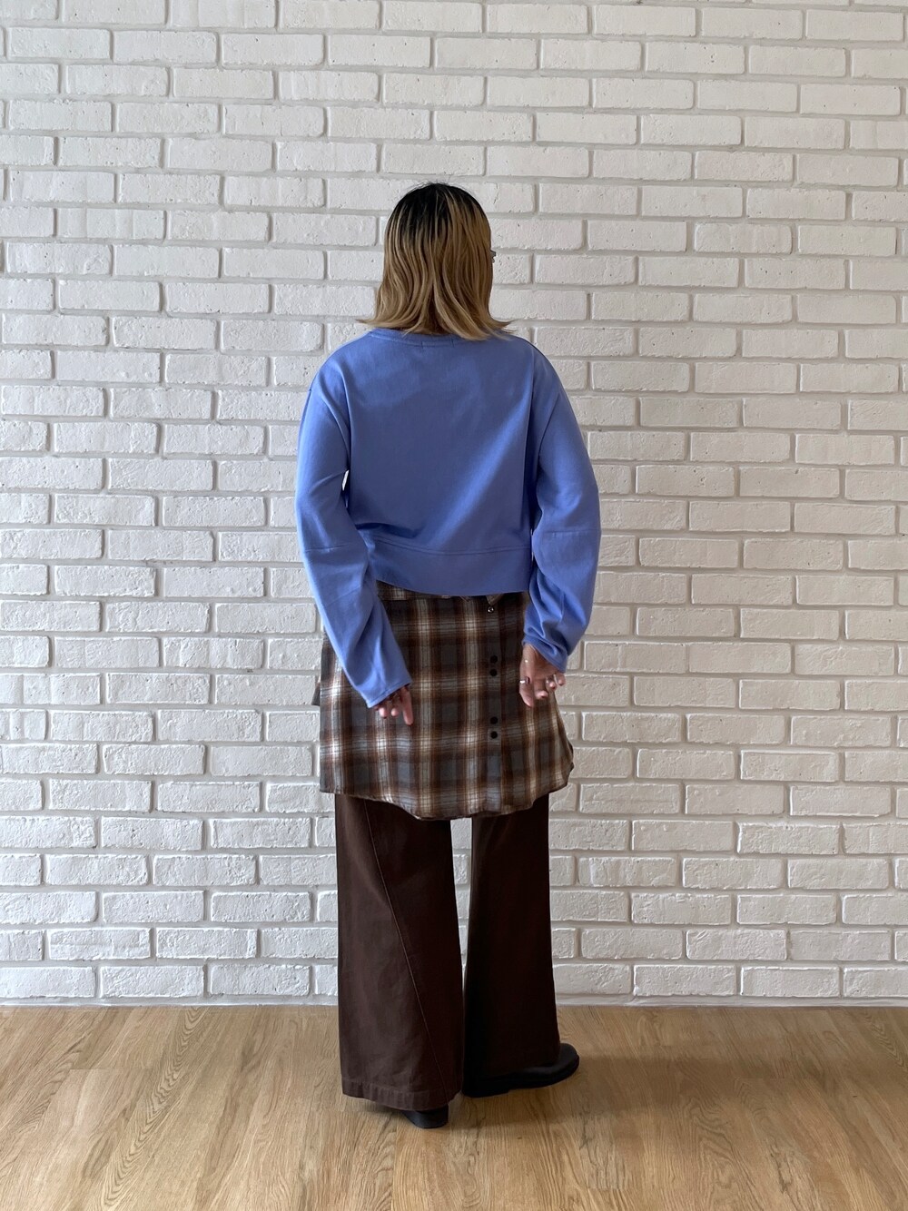 ブルー系のTシャツ/カットソー、ブラウン系のシャツ/ブラウスを着用したレディースの秋コーディネートの4枚目の写真