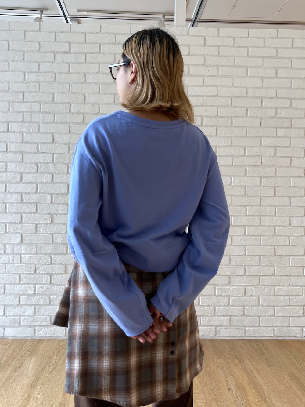 ブルー系のTシャツ/カットソー、ブラウン系のシャツ/ブラウスを着用したレディースの秋コーディネートの8枚目の写真