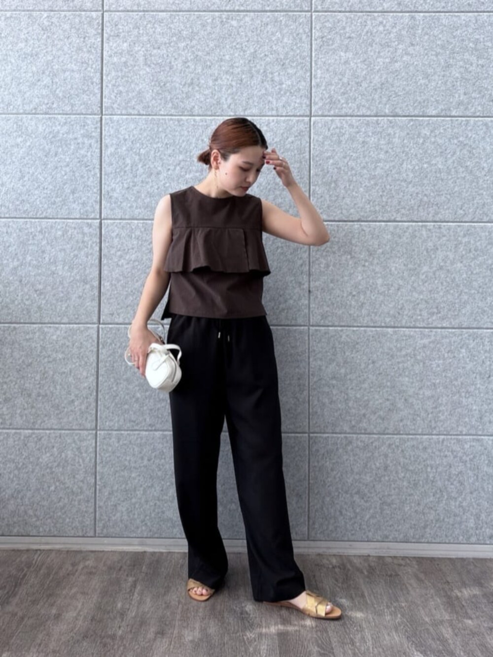 ブラック系のその他パンツ、ブラウン系のシャツ/ブラウスを着用したレディースの夏コーディネートの4枚目の写真
