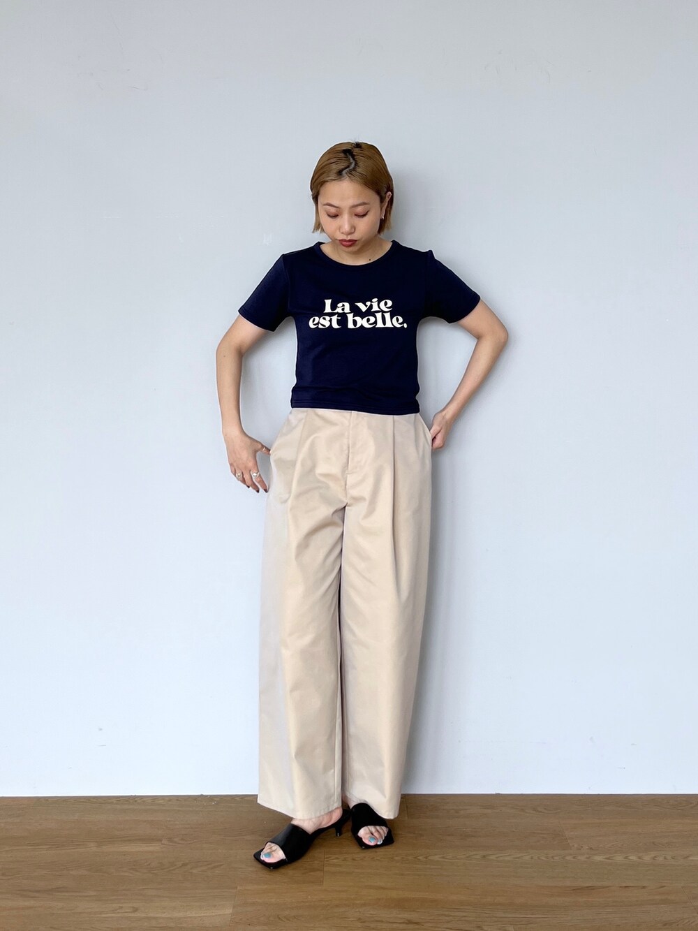 レッド系のシャツ/ブラウスを着用したレディースの春コーディネートの6枚目の写真