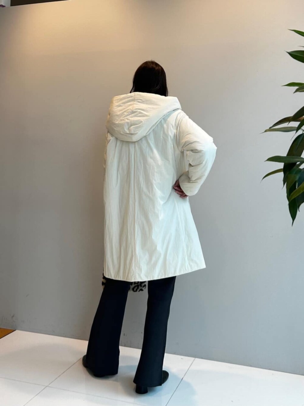 ホワイト系のその他アウター、グレー系のニット/セーター、グレー系のその他パンツを着用したレディースの秋コーディネートの2枚目の写真