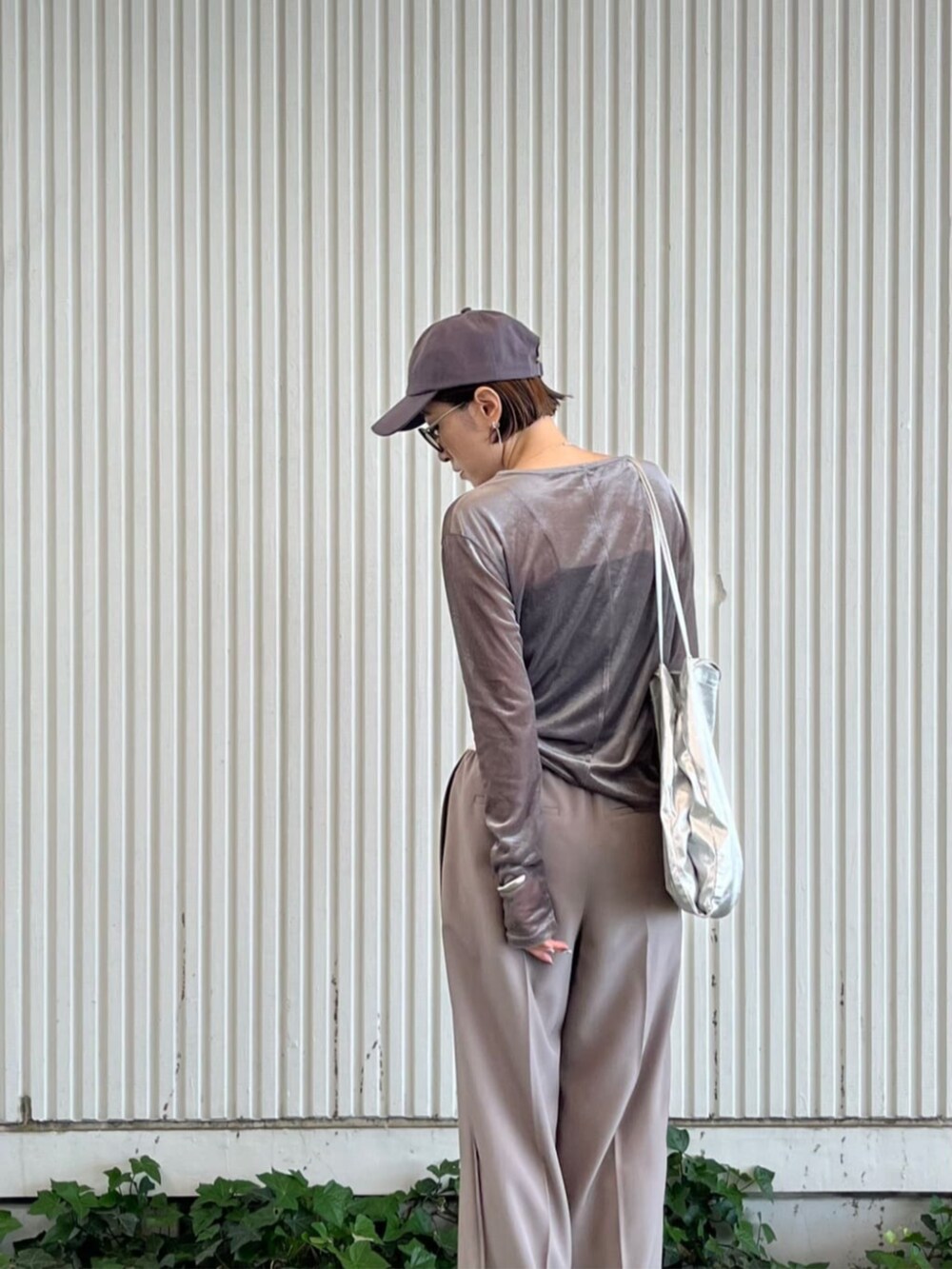グレー系のその他パンツ、グレー系のTシャツ/カットソーを着用したレディースの秋コーディネートの3枚目の写真