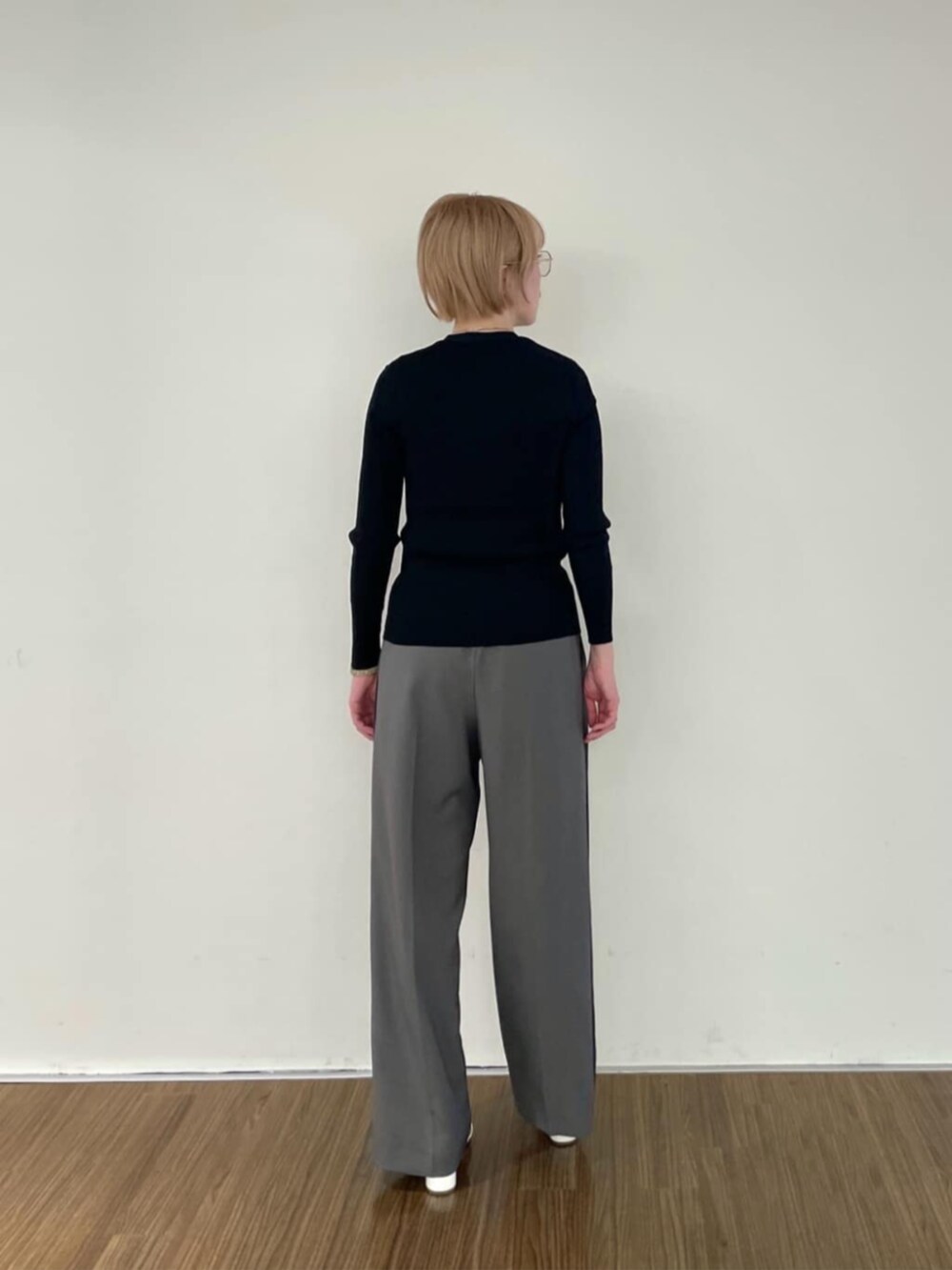 グレー系のその他パンツ、ブラック系のカーディガン/ボレロを着用したレディースの春コーディネートの3枚目の写真