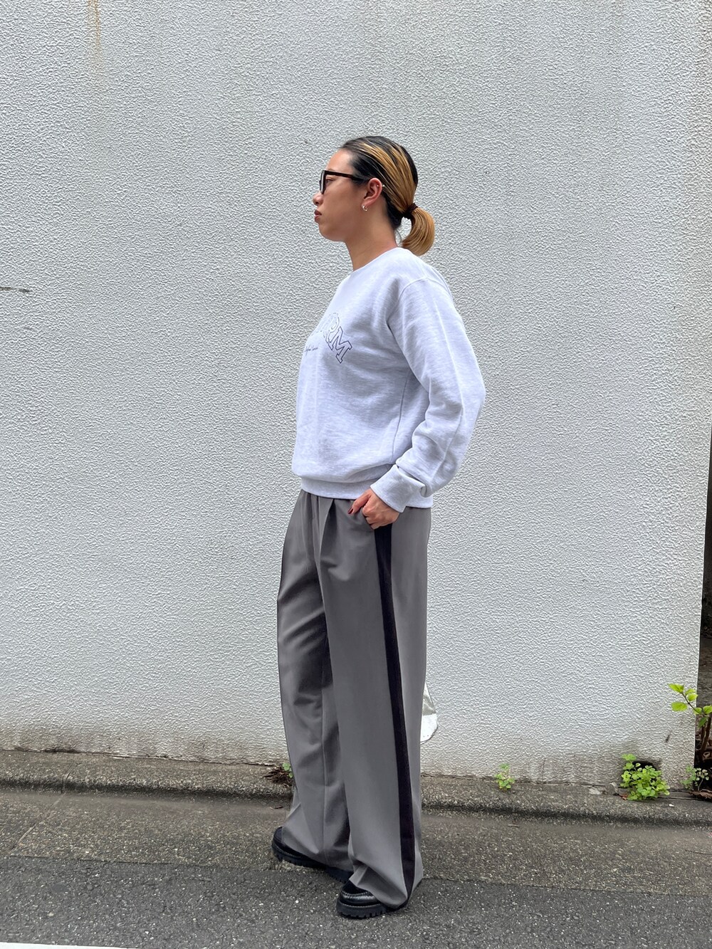 グレー系のその他パンツ、シルバー系のハンドバッグを着用したレディースの秋コーディネートの2枚目の写真