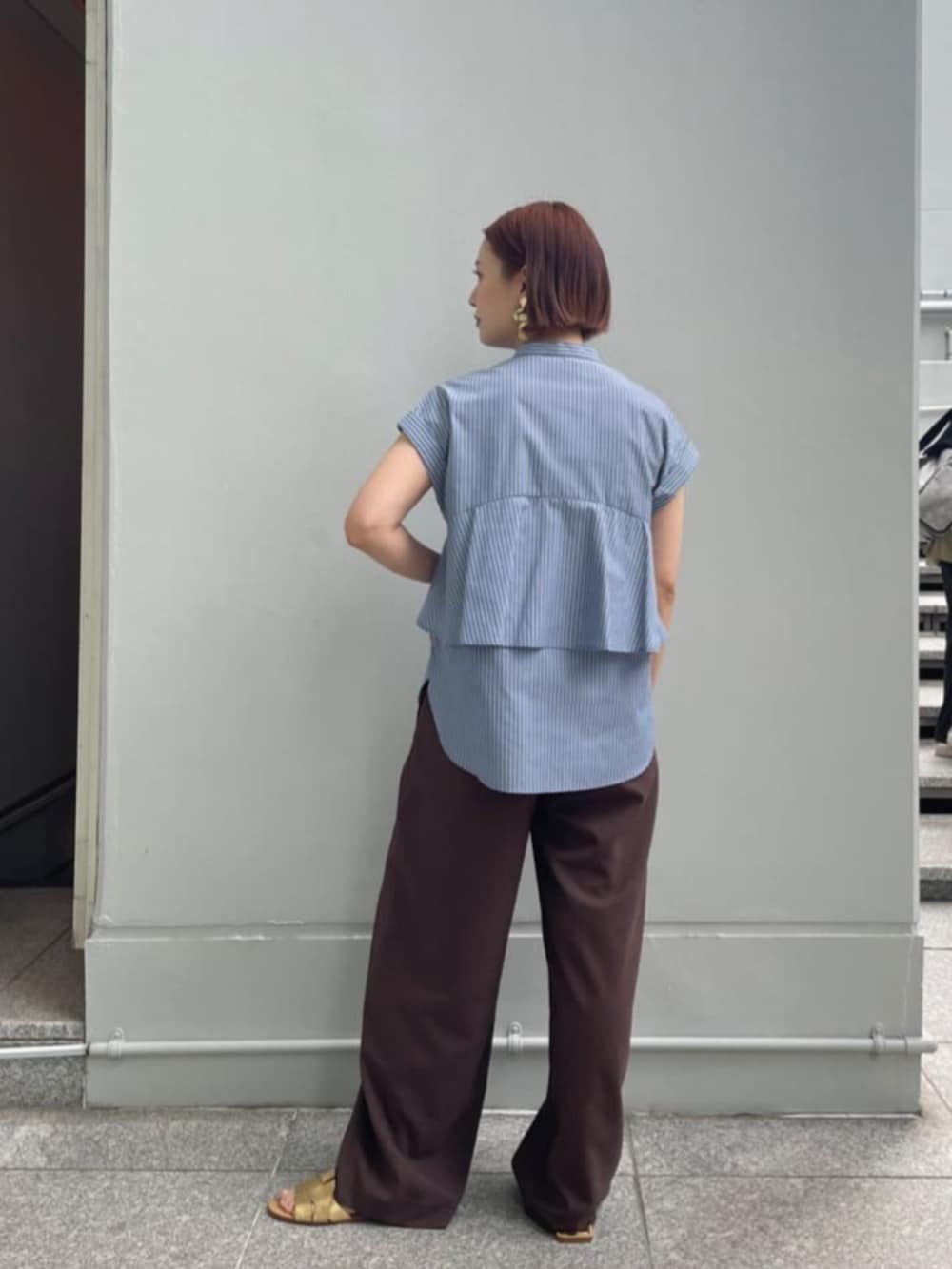 ブルー系のシャツ/ブラウス、ブラウン系のその他パンツを着用したレディースの夏コーディネートの3枚目の写真