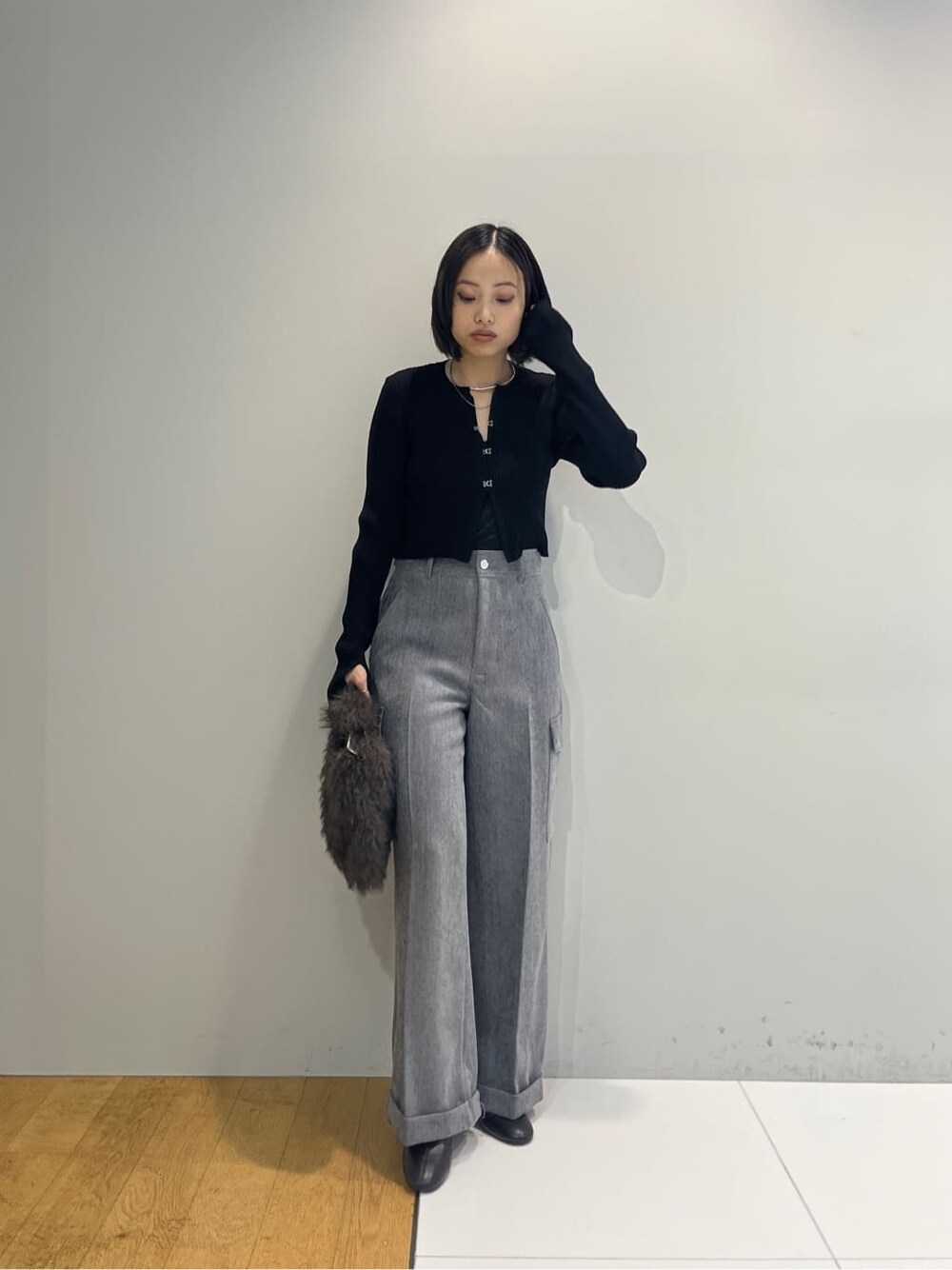 ブラック系のカーディガン/ボレロ、グレー系のその他パンツ、グレー系のハンドバッグを着用したレディースの秋コーディネートの10枚目の写真