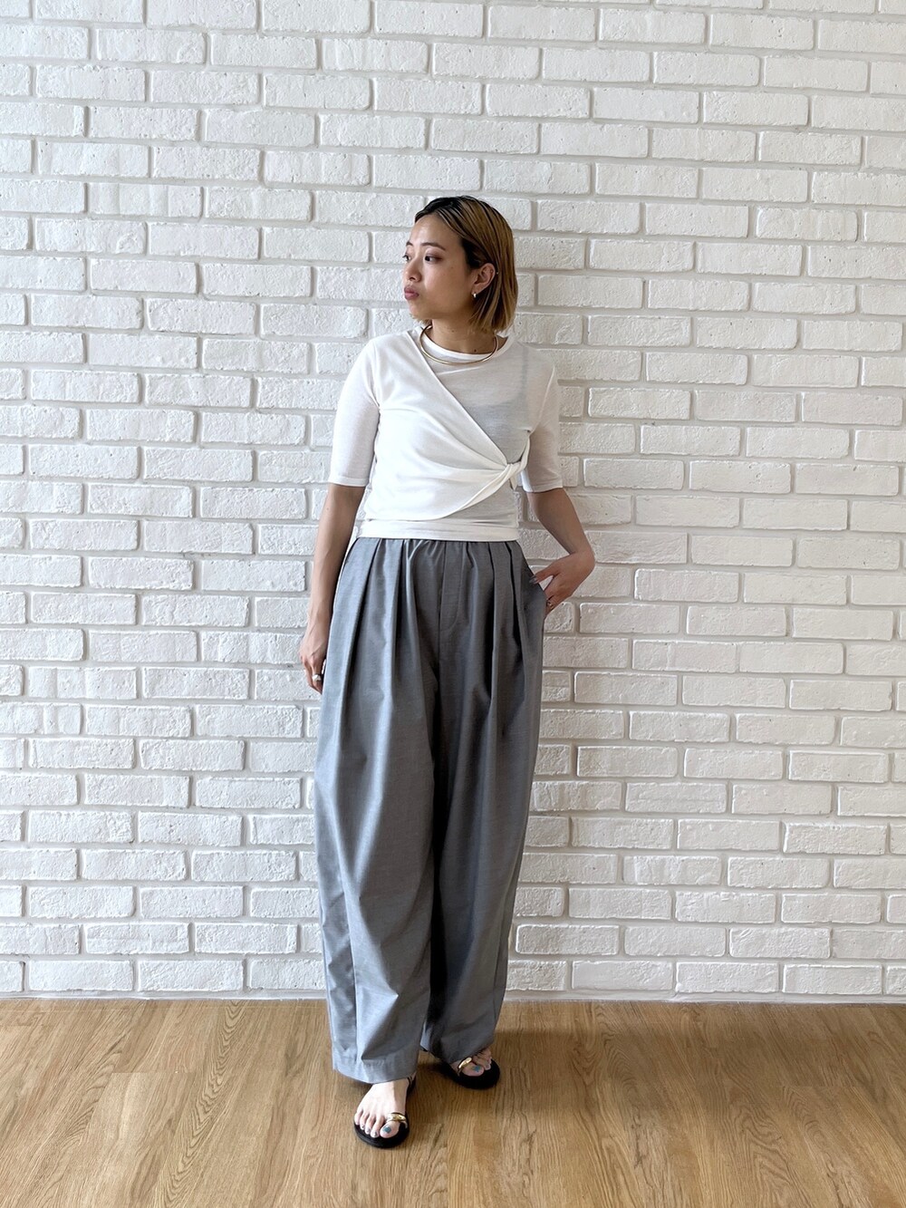 ホワイト系のTシャツ/カットソー、グレー系のその他パンツを着用したレディースの夏コーディネートの2枚目の写真