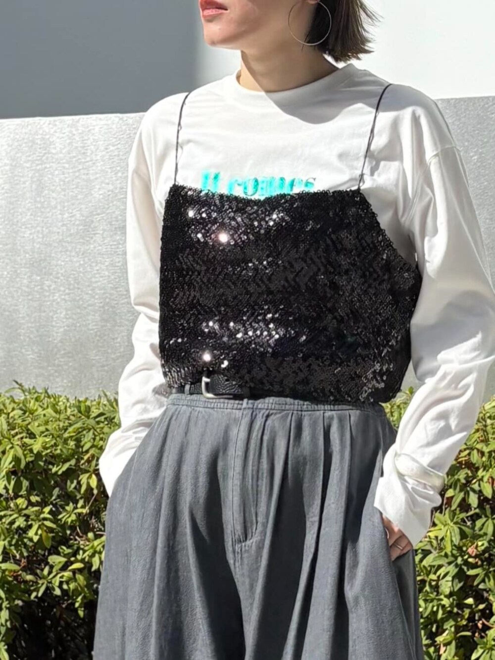 グレー系のその他パンツ、ホワイト系のTシャツ/カットソー、ブラック系のタンクトップを着用したレディースの春コーディネートの4枚目の写真