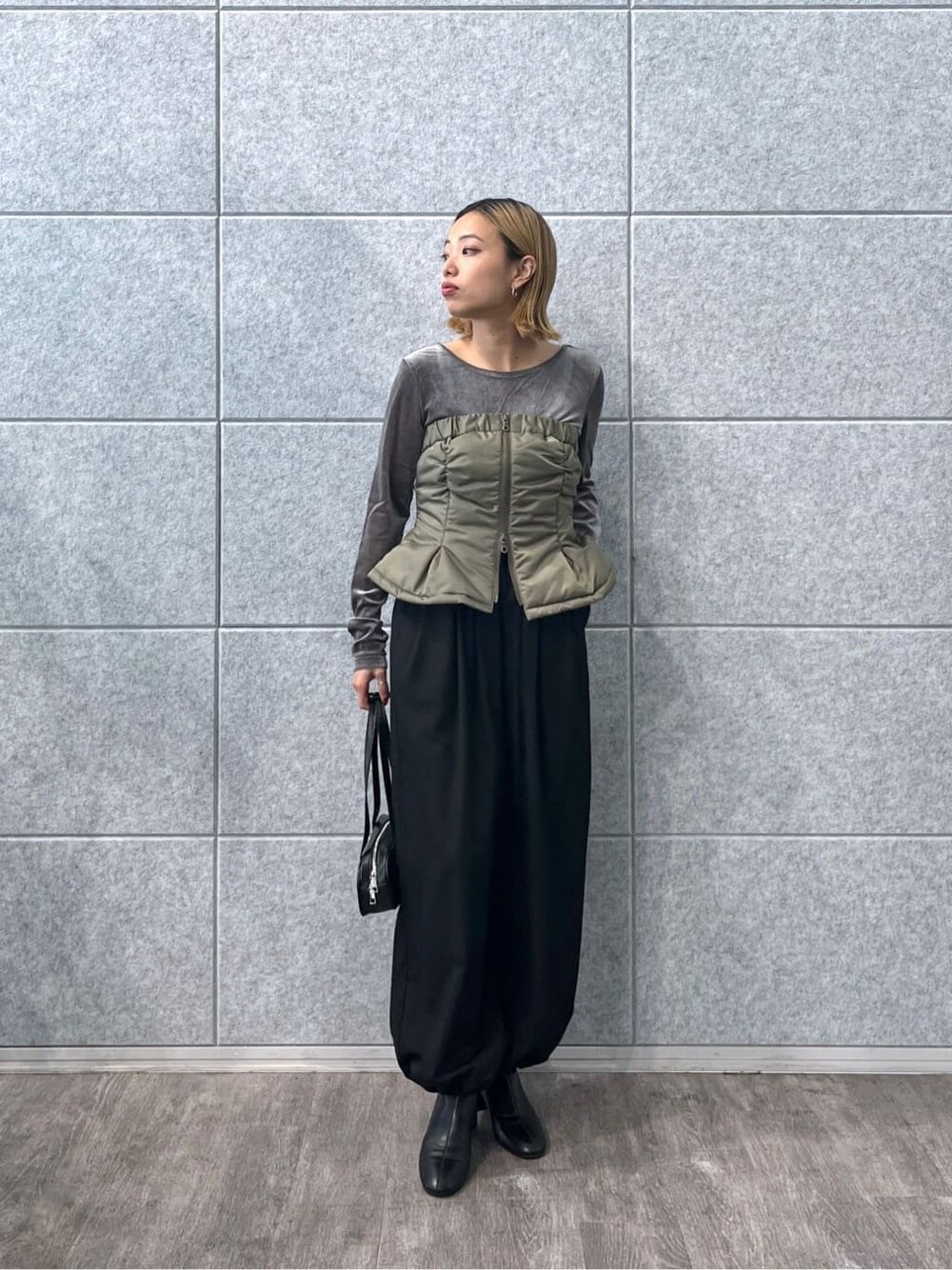 グリーン系のその他アウター、グレー系のTシャツ/カットソー、ブラック系のその他パンツを着用したレディースの秋コーディネートの8枚目の写真