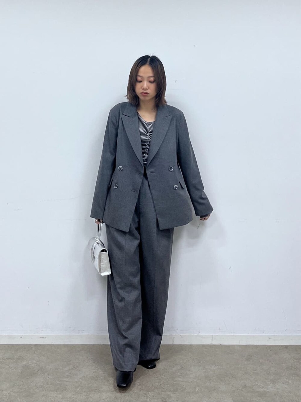 グレー系のテーラードジャケット、グレー系のTシャツ/カットソー、グレー系のその他パンツを着用したレディースの秋コーディネートの2枚目の写真