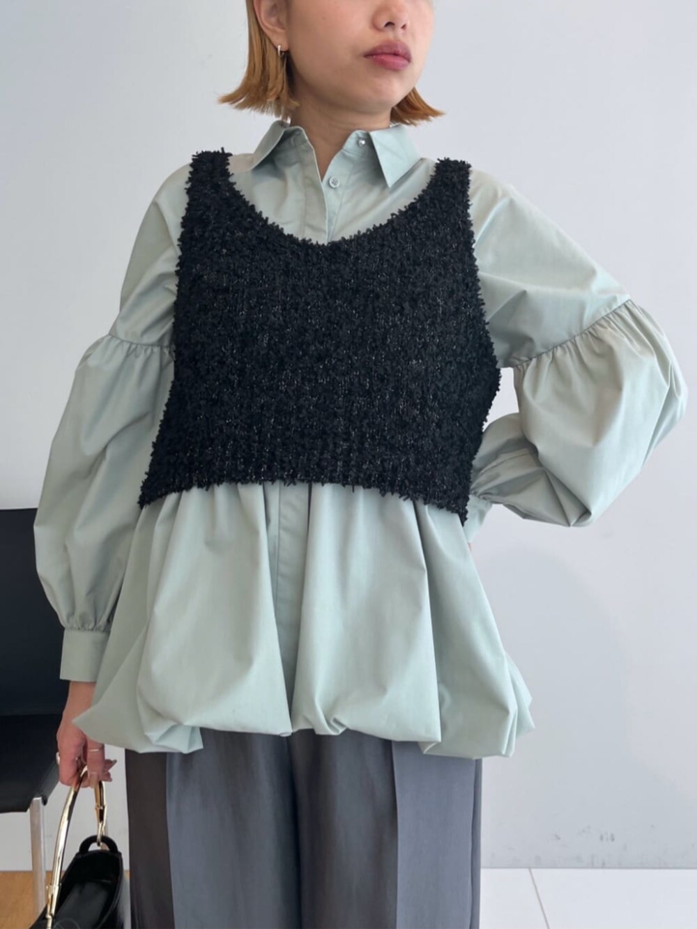 グレー系のその他パンツ、ブラック系のベスト、グリーン系のシャツ/ブラウスを着用したレディースの冬コーディネートの3枚目の写真