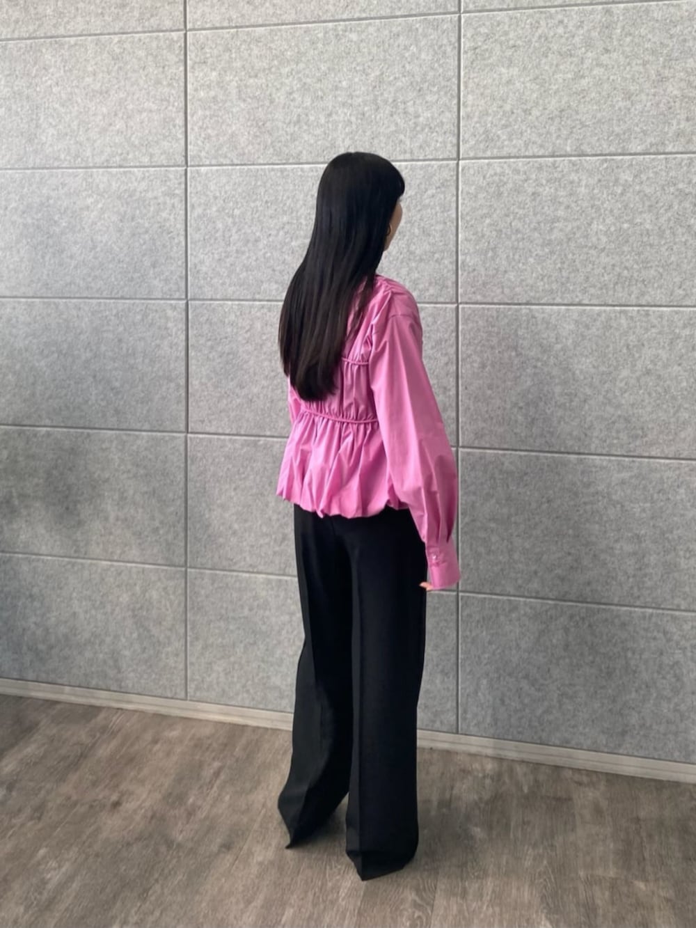 ブラック系のその他パンツ、ピンク系のシャツ/ブラウスを着用したレディースの春コーディネートの3枚目の写真