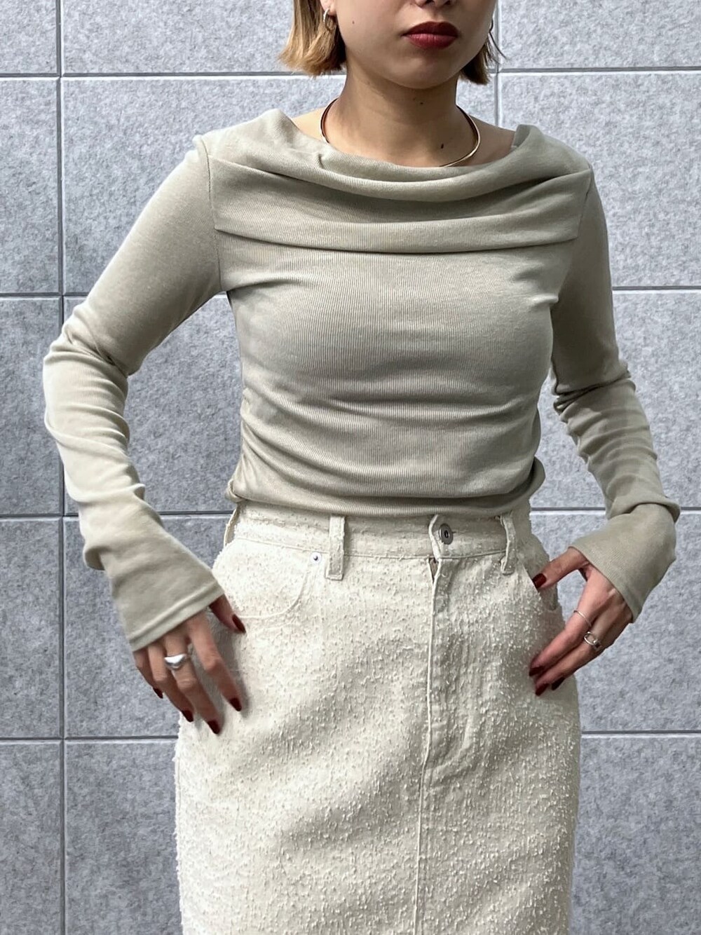 グリーン系のTシャツ/カットソー、ホワイト系のスカートを着用したレディースの冬コーディネートの5枚目の写真