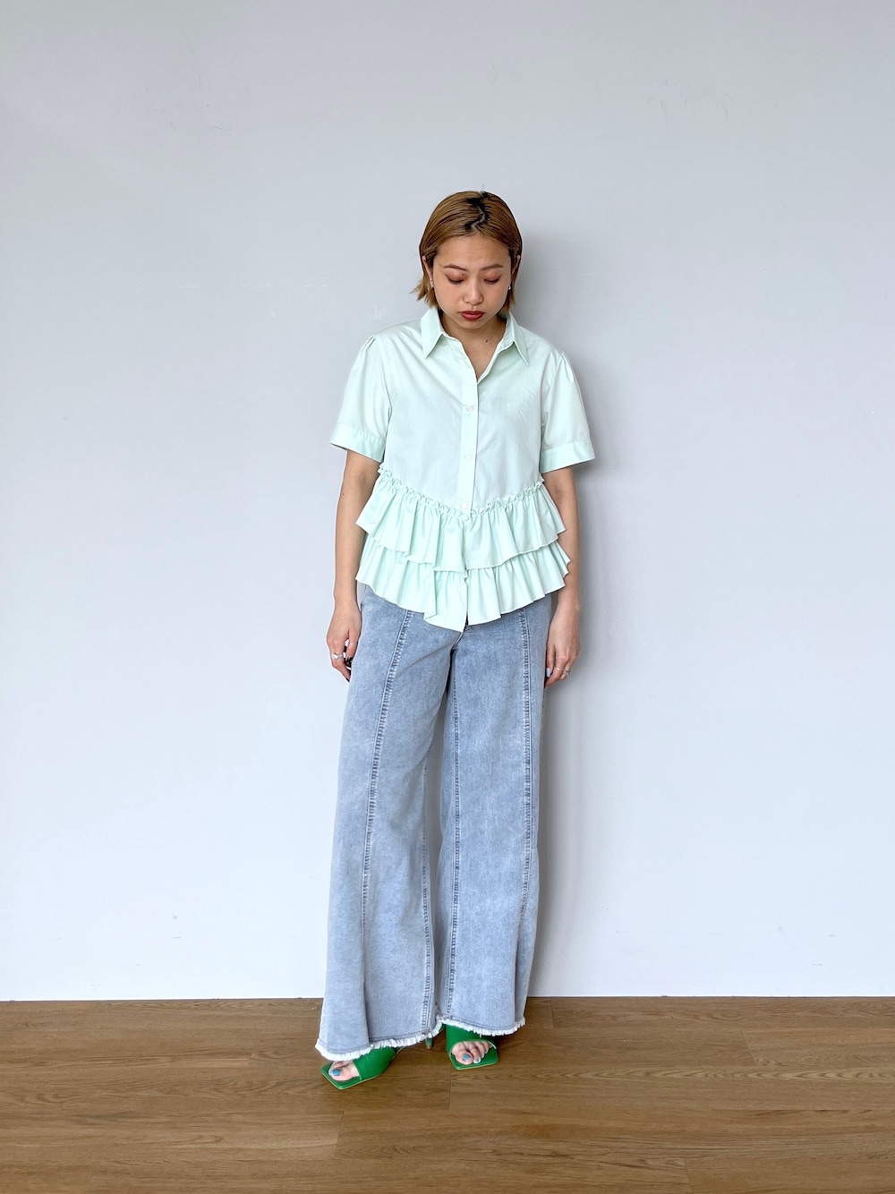 グリーン系のサンダル、ブルー系のデニムパンツ、グリーン系のシャツ/ブラウスを着用したレディースの春コーディネートの2枚目の写真