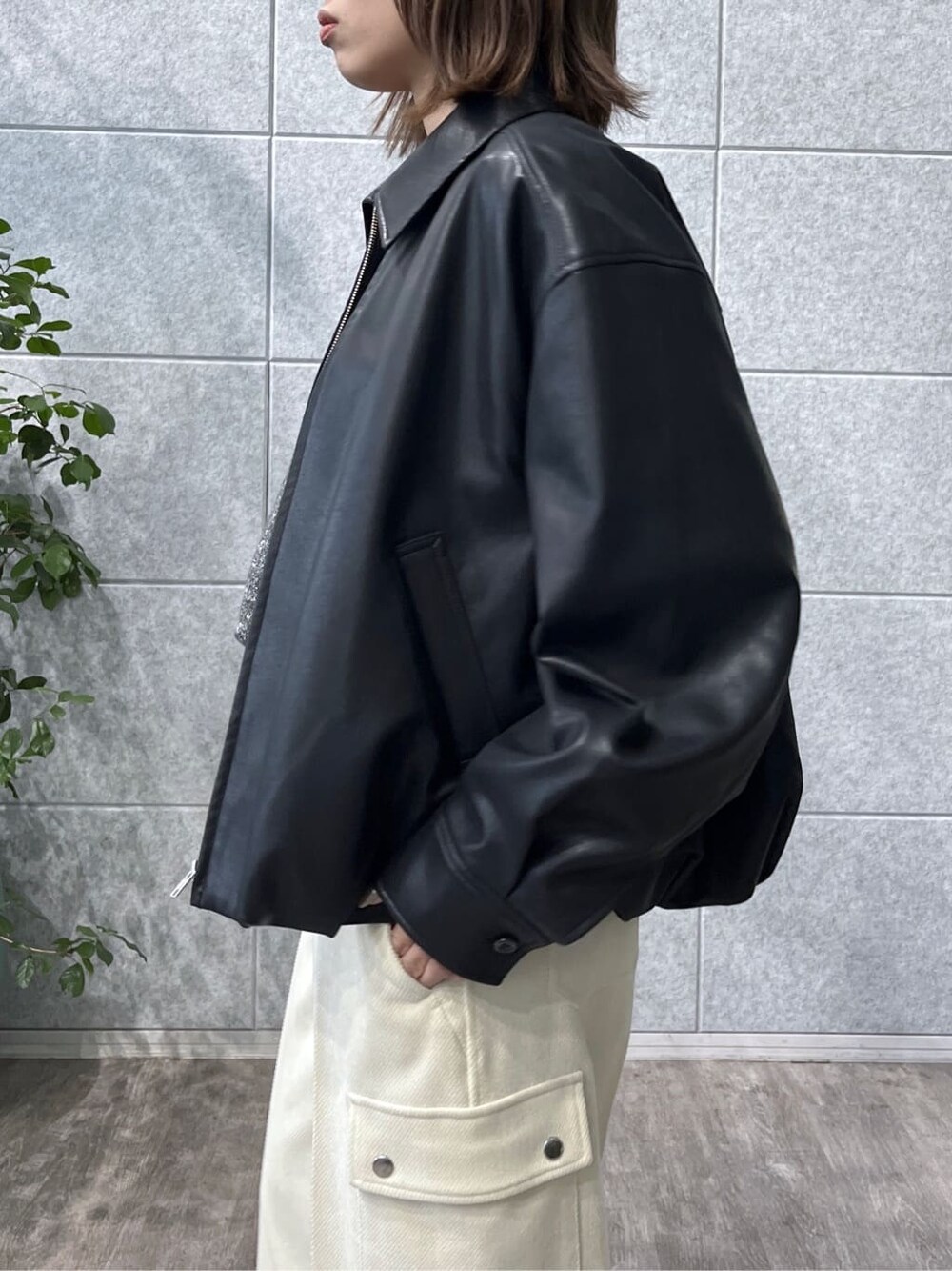 ブラック系のブルゾン、ブラック系のニット/セーター、ホワイト系のその他パンツを着用したレディースの秋コーディネートの7枚目の写真