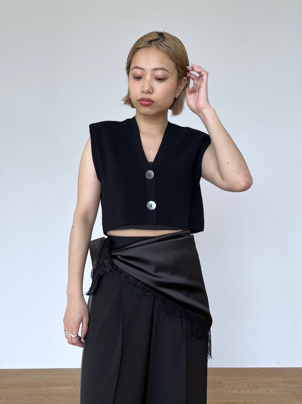 ブラック系のカーディガン/ボレロ、ブラック系のサンダル、ブラック系のその他パンツを着用したレディースの春コーディネートの5枚目の写真