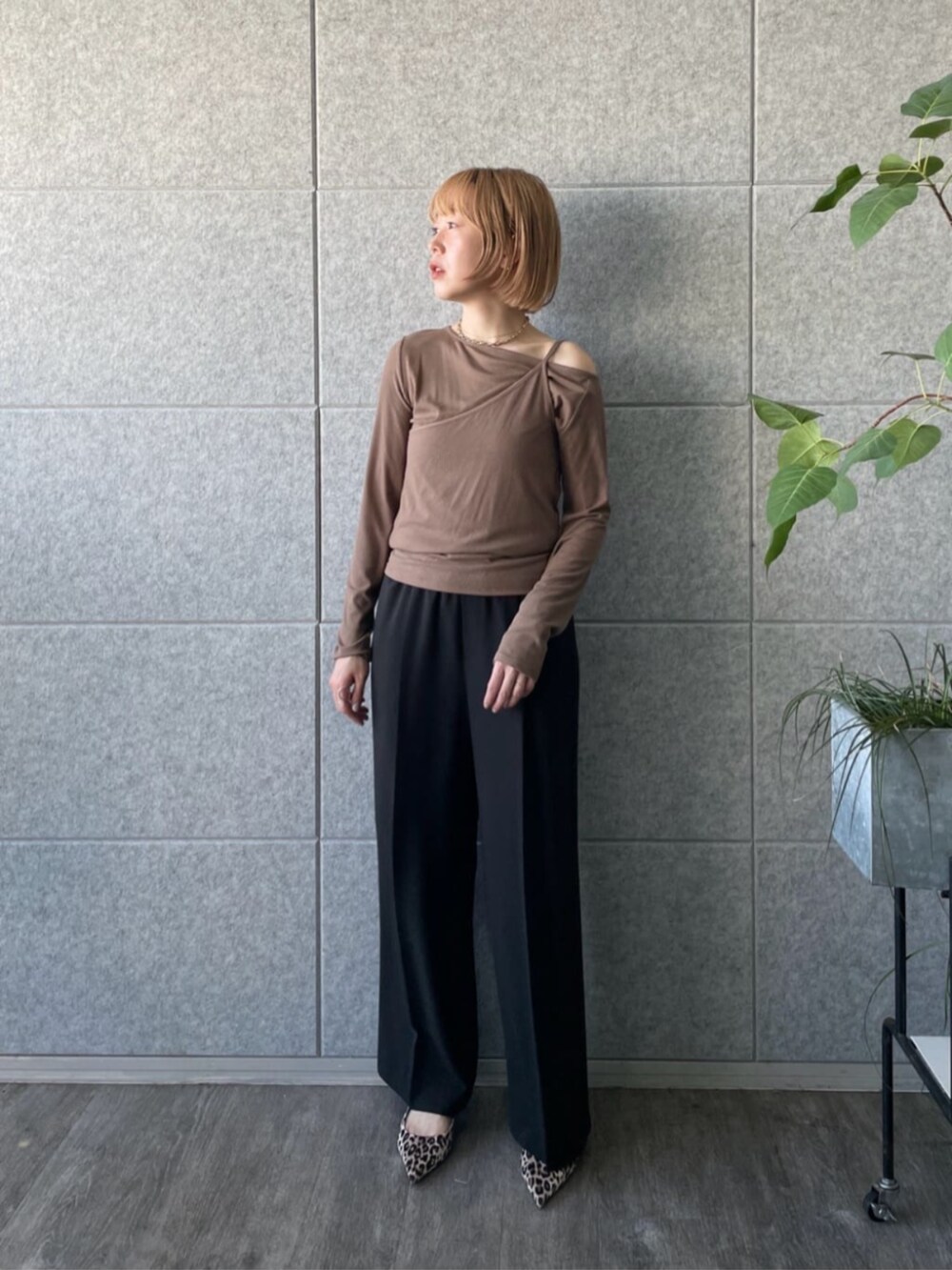 ブラック系のその他パンツ、ブラウン系のTシャツ/カットソーを着用したレディースの春コーディネートの2枚目の写真
