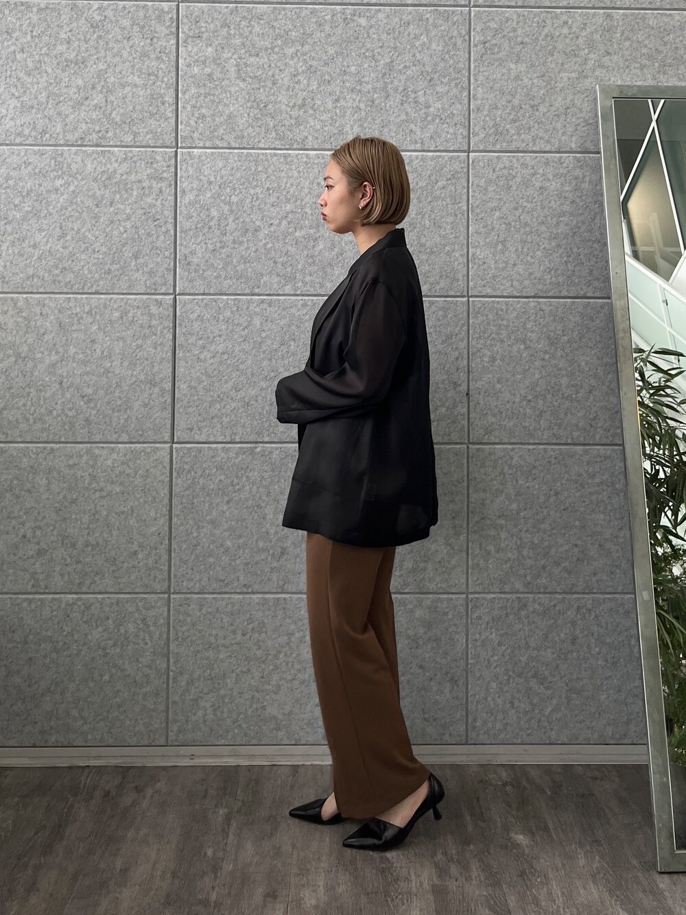 ブラウン系のその他パンツ、ブラック系のシャツ/ブラウス、ブラック系のテーラードジャケットを着用したレディースの春コーディネートの3枚目の写真