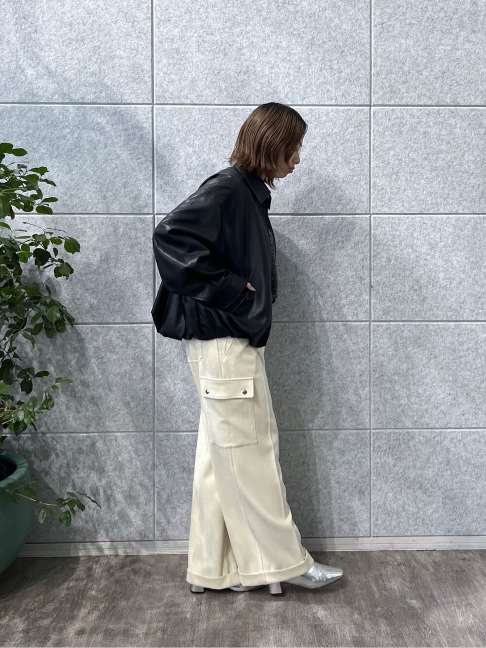 ブラック系のブルゾン、ブラック系のニット/セーター、ホワイト系のその他パンツを着用したレディースの秋コーディネートの5枚目の写真
