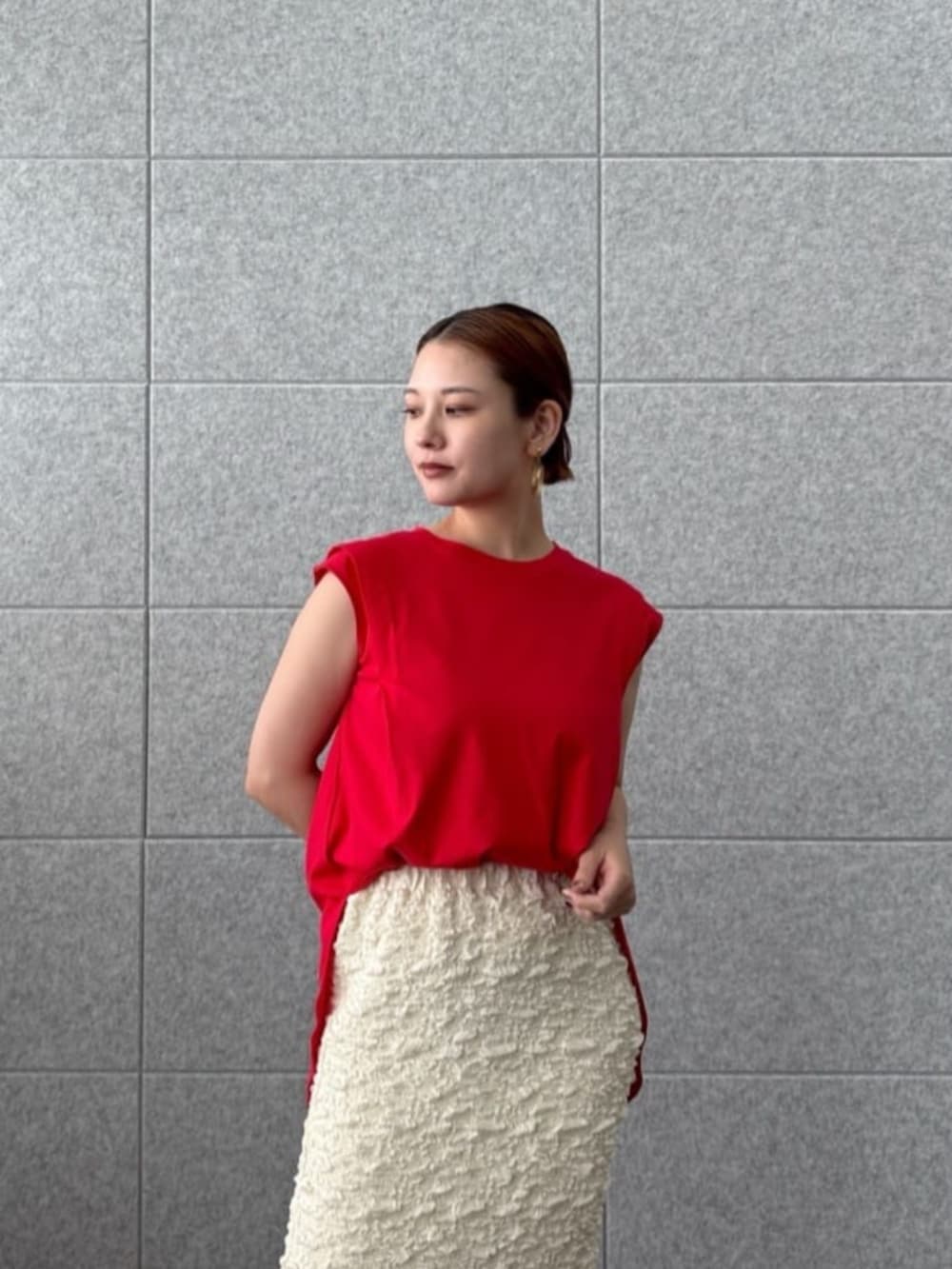 ホワイト系のスカート、レッド系のTシャツ/カットソーを着用したレディースの夏コーディネートの4枚目の写真