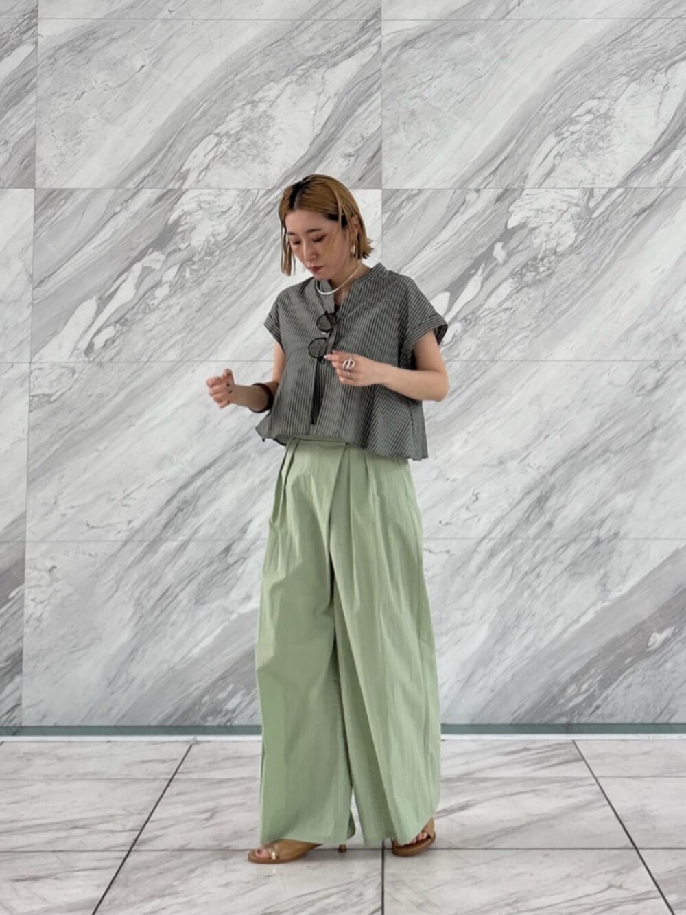 ブラック系のシャツ/ブラウス、グリーン系のその他パンツを着用したレディースの夏コーディネートの4枚目の写真