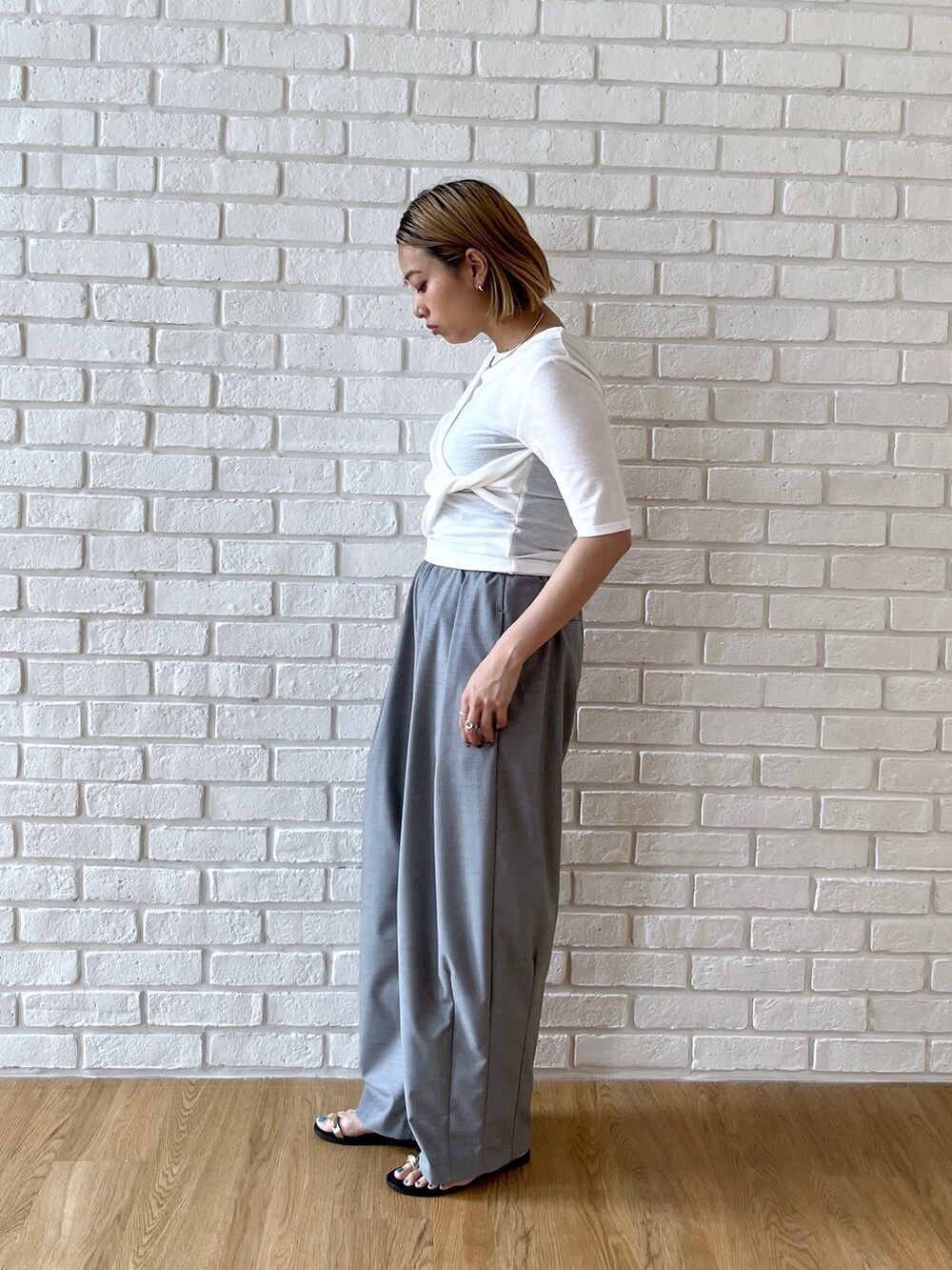 ホワイト系のTシャツ/カットソー、グレー系のその他パンツを着用したレディースの夏コーディネートの3枚目の写真