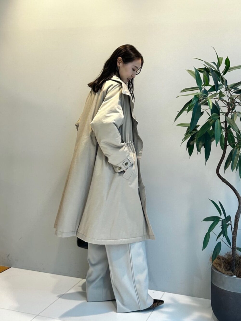 ブラック系のニット/セーター、ベージュ系のその他パンツ、ベージュ系のその他アウターを着用したレディースの秋コーディネートの2枚目の写真