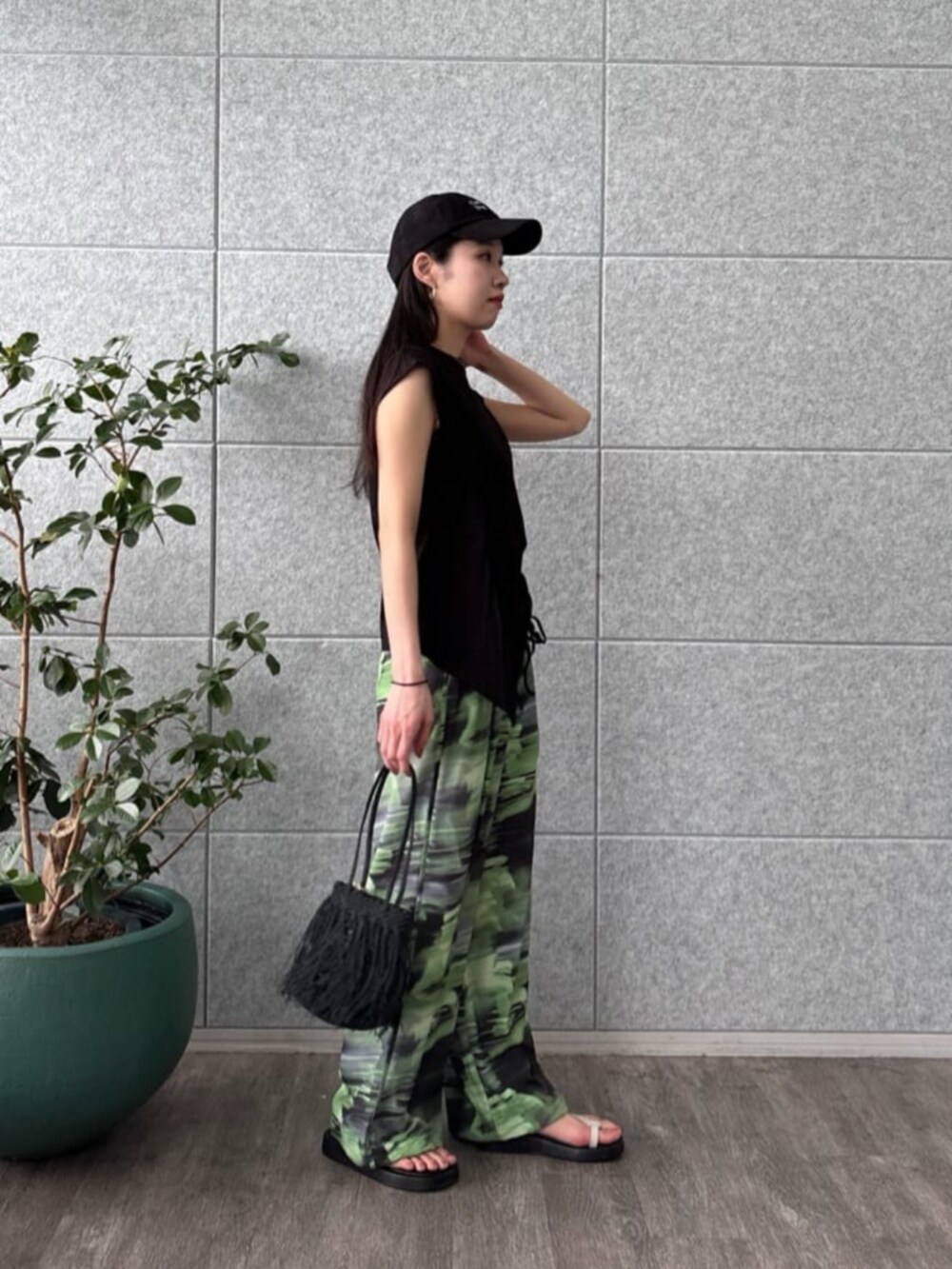 ブラック系のTシャツ/カットソー、グリーン系のその他パンツを着用したレディースの夏コーディネートの2枚目の写真