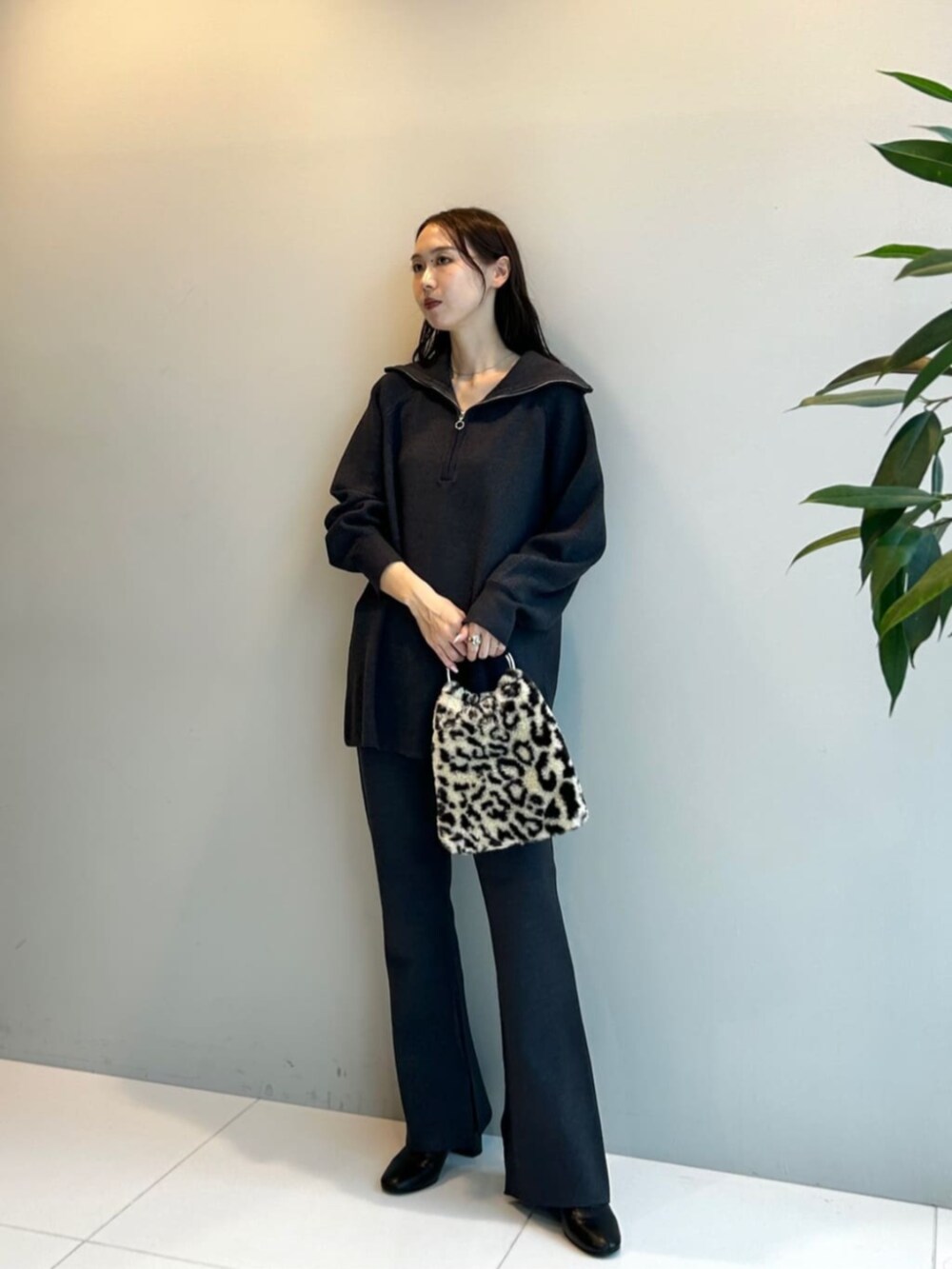 ホワイト系のその他アウター、グレー系のニット/セーター、グレー系のその他パンツを着用したレディースの秋コーディネートの4枚目の写真