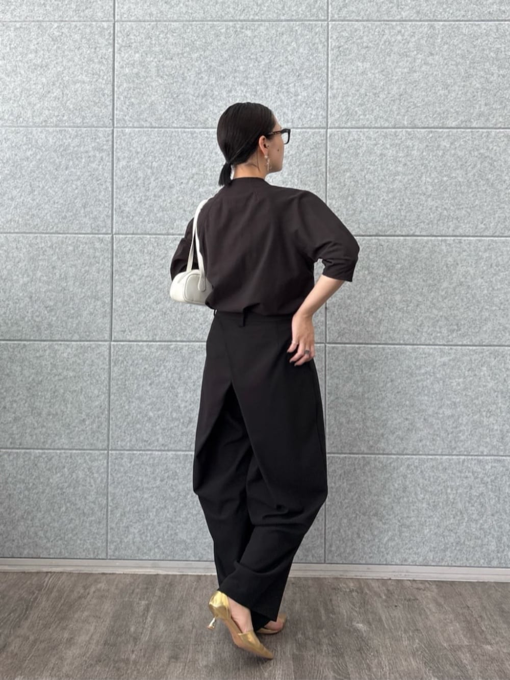 ブラック系のその他パンツ、ブラック系のシャツ/ブラウスを着用したレディースの夏コーディネートの2枚目の写真