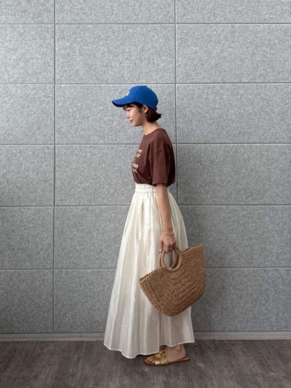 ブラウン系のTシャツ/カットソー、ホワイト系のスカートを着用したレディースの夏コーディネートの2枚目の写真