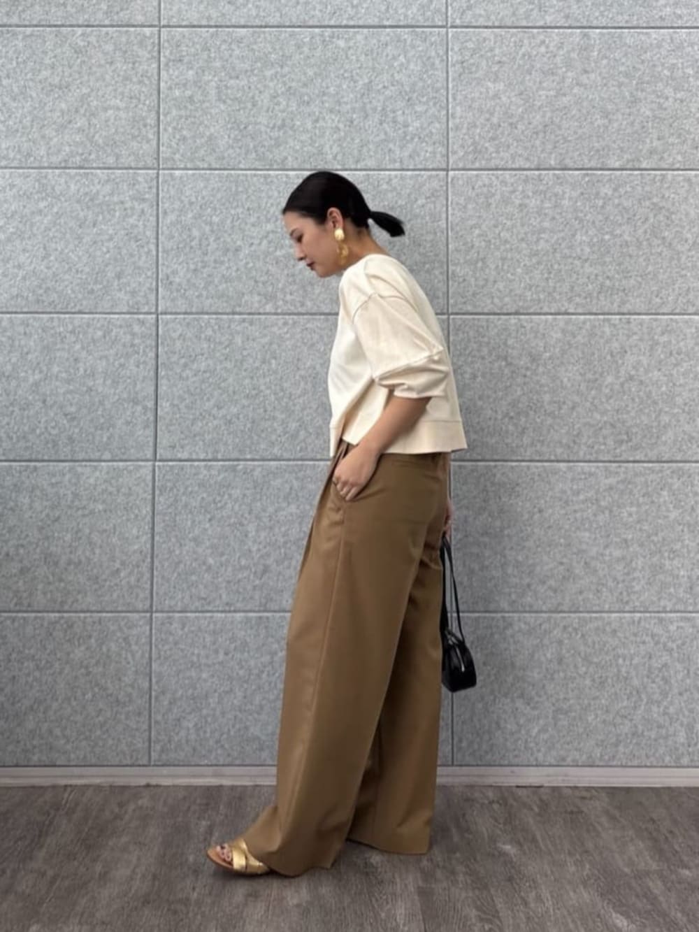 イエロー系のその他パンツ、ホワイト系のTシャツ/カットソーを着用したレディースの夏コーディネートの2枚目の写真