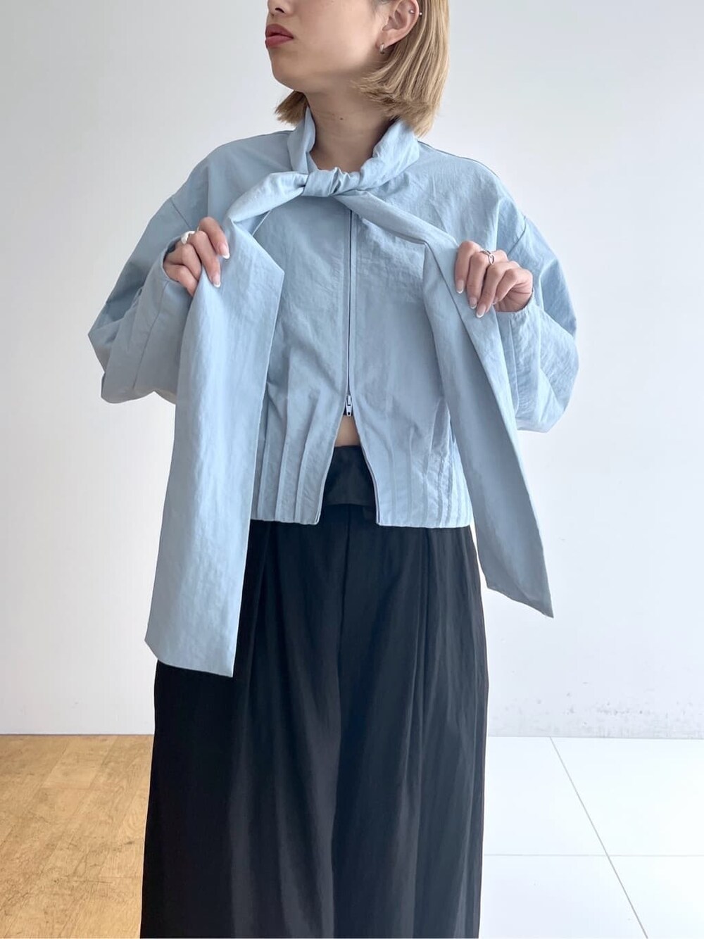 ブルー系のシャツ/ブラウス、ブラック系のその他パンツ、ブラック系のサンダルを着用したレディースの春コーディネートの8枚目の写真