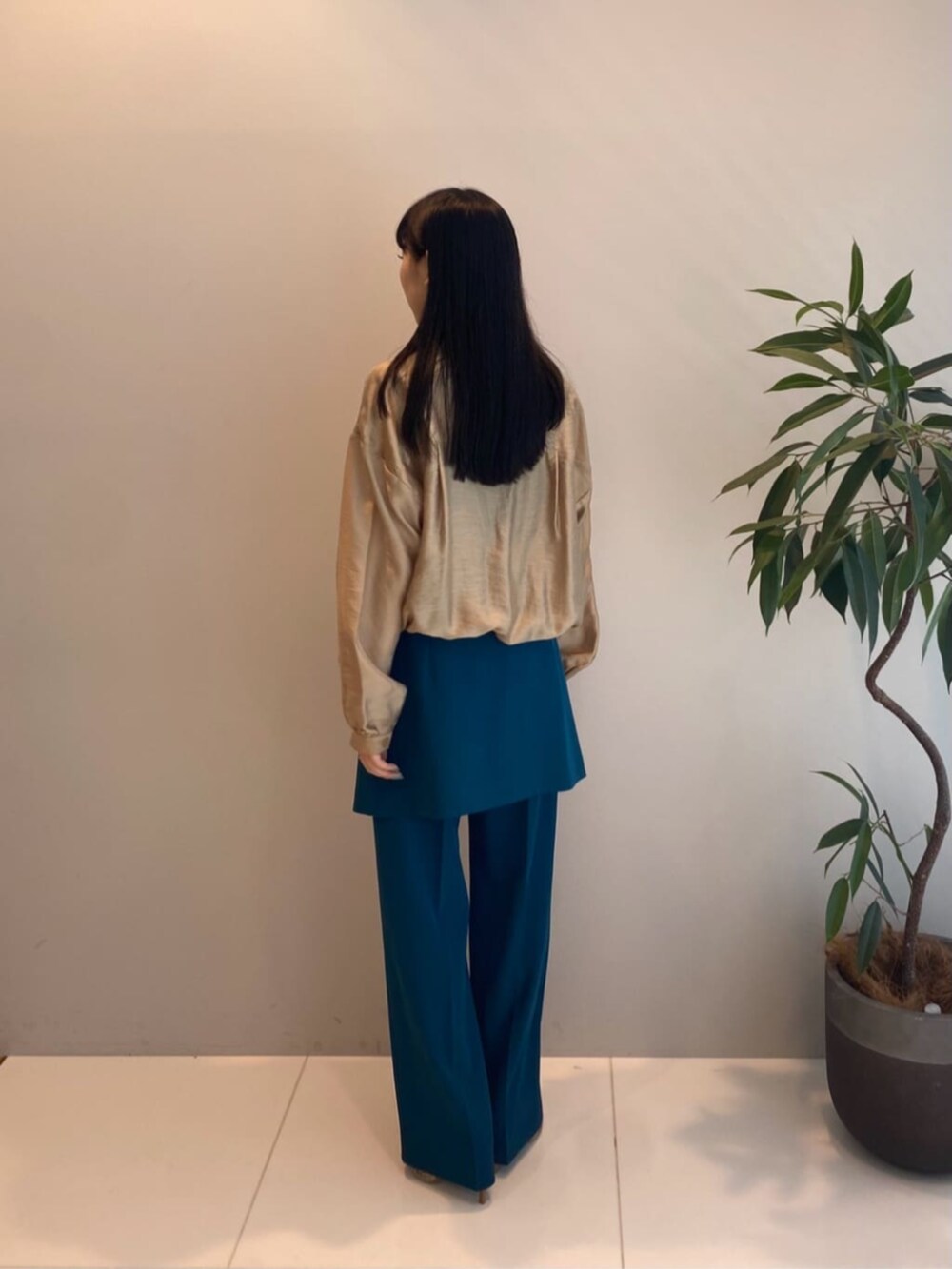 ブルー系のその他パンツ、ベージュ系のシャツ/ブラウスを着用したレディースの秋コーディネートの3枚目の写真