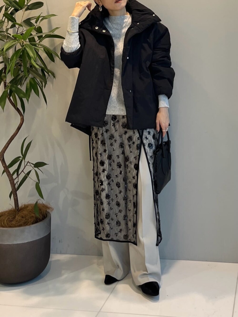 ベージュ系のその他パンツ、ブラック系のスカート、グレー系のニット/セーターを着用したレディースの冬コーディネートの2枚目の写真