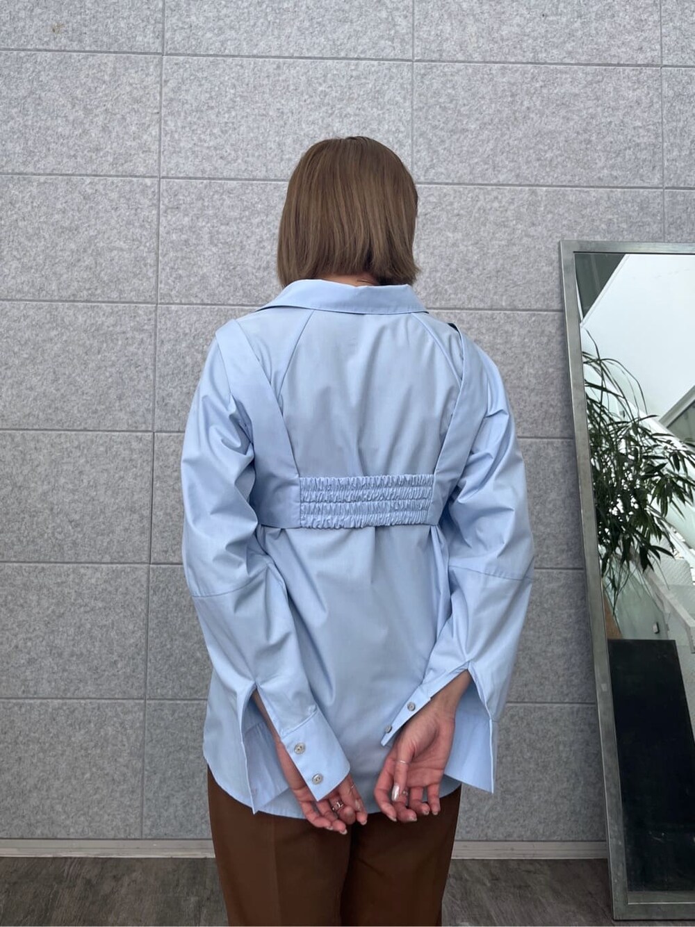 ブルー系のシャツ/ブラウス、ブラウン系のその他パンツを着用したレディースの冬コーディネートの9枚目の写真