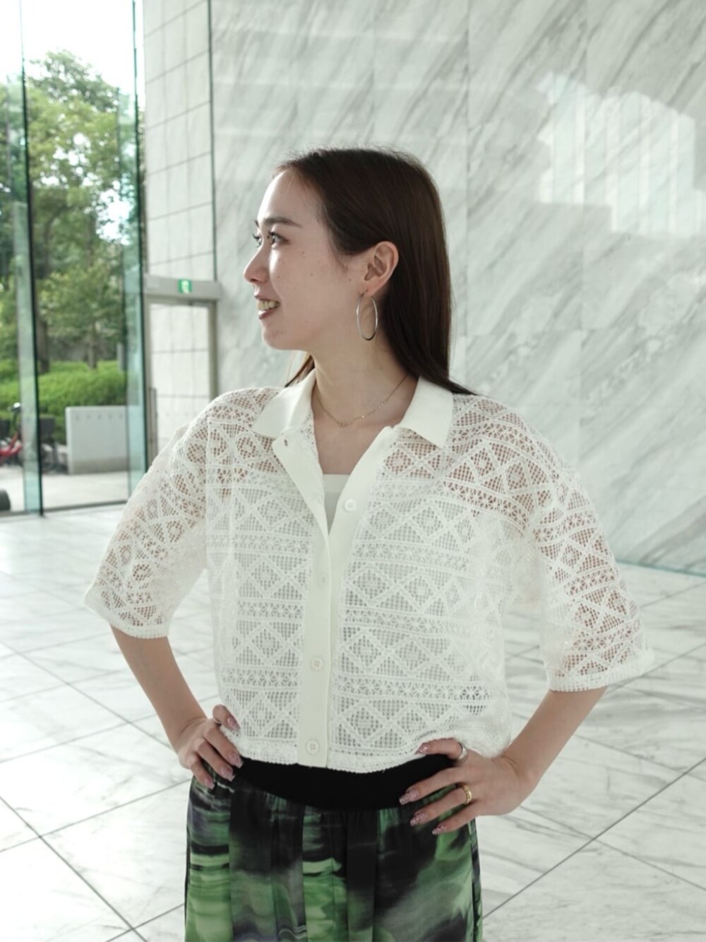 グリーン系のその他パンツ、ホワイト系のシャツ/ブラウスを着用したレディースの春コーディネートの4枚目の写真