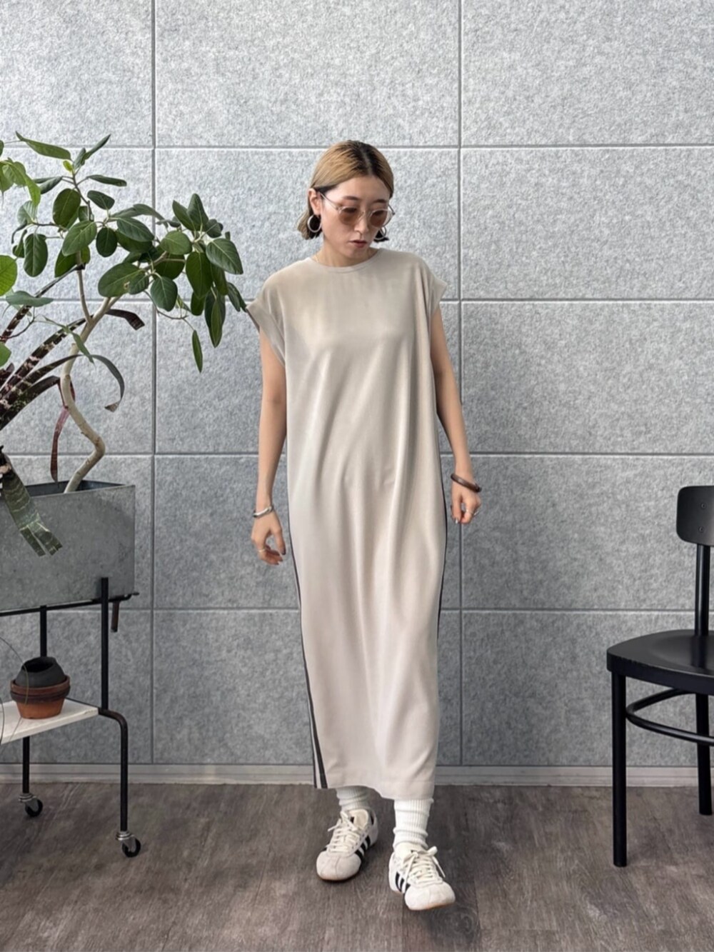 ブラック系のその他パンツ、ブラック系のワンピース、グレー系のワンピースを着用したレディースの夏コーディネートの4枚目の写真