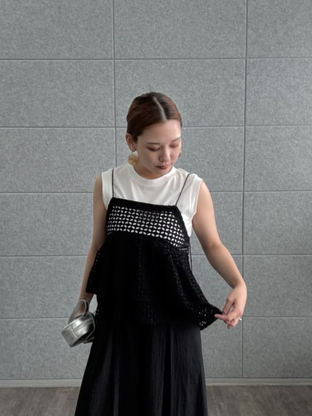 ブラック系のその他パンツ、ブラック系のTシャツ/カットソーを着用したレディースの夏コーディネートの4枚目の写真