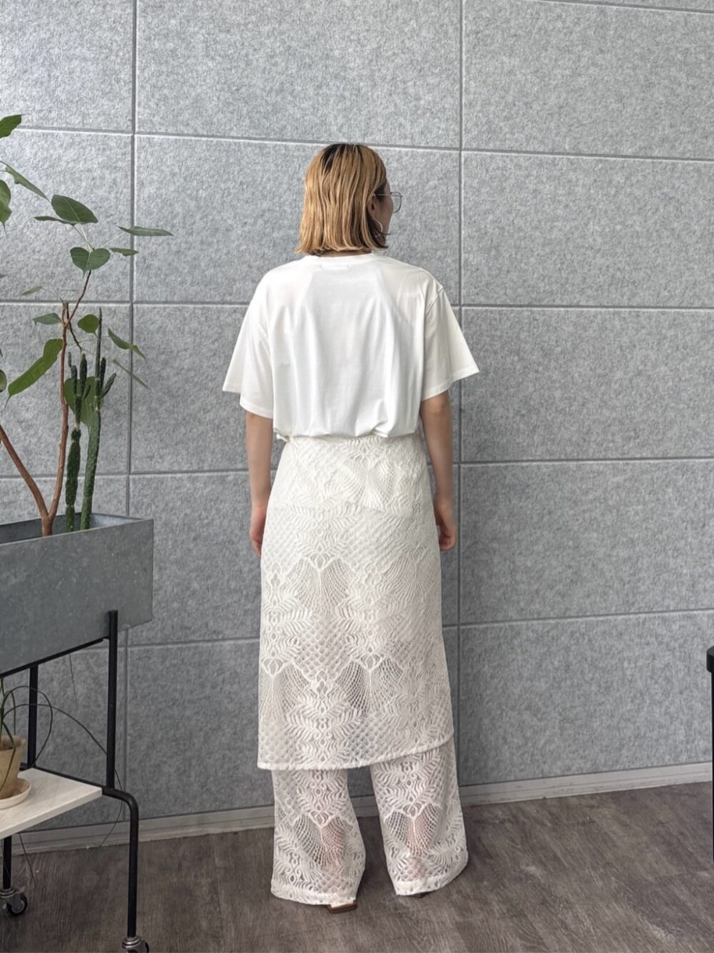 ホワイト系のその他パンツ、ホワイト系のTシャツ/カットソーを着用したレディースの夏コーディネートの4枚目の写真