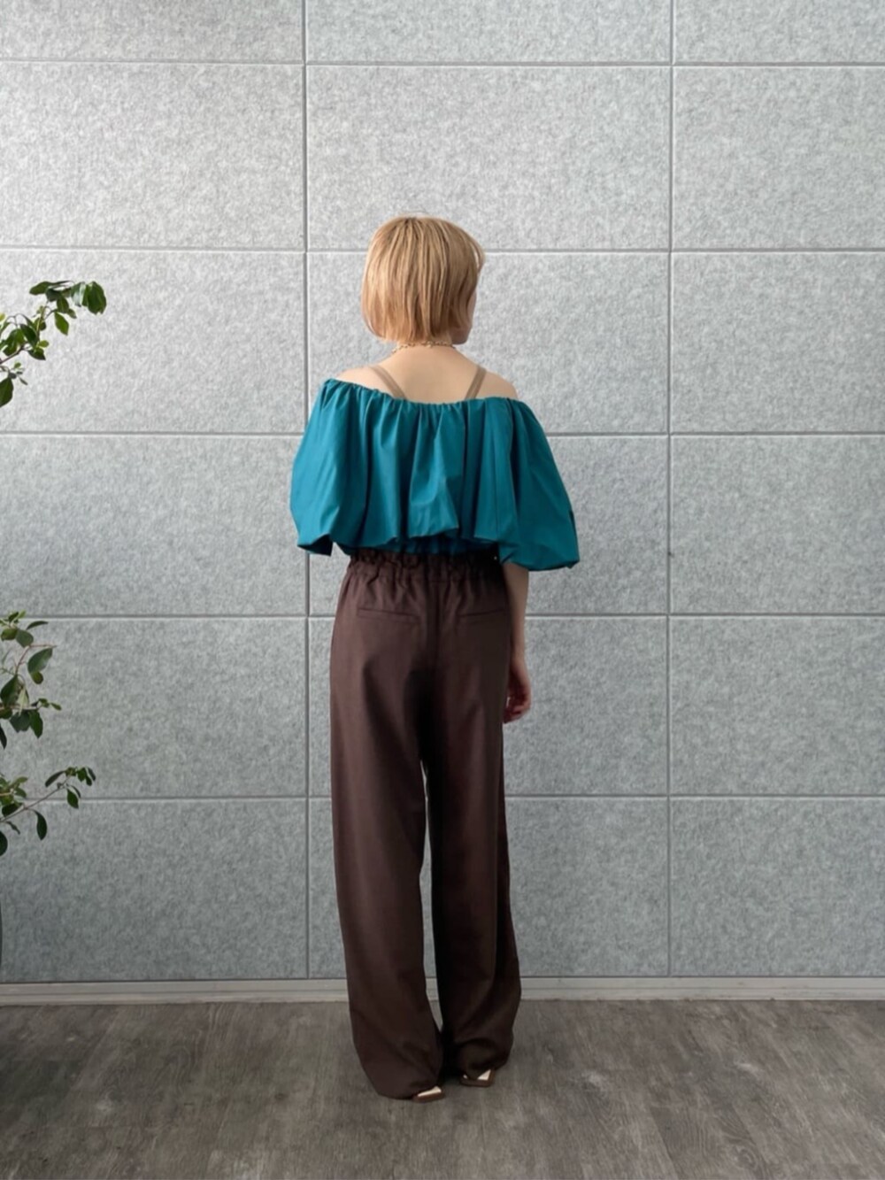 ブラウン系のその他パンツ、グリーン系のシャツ/ブラウスを着用したレディースの夏コーディネートの2枚目の写真